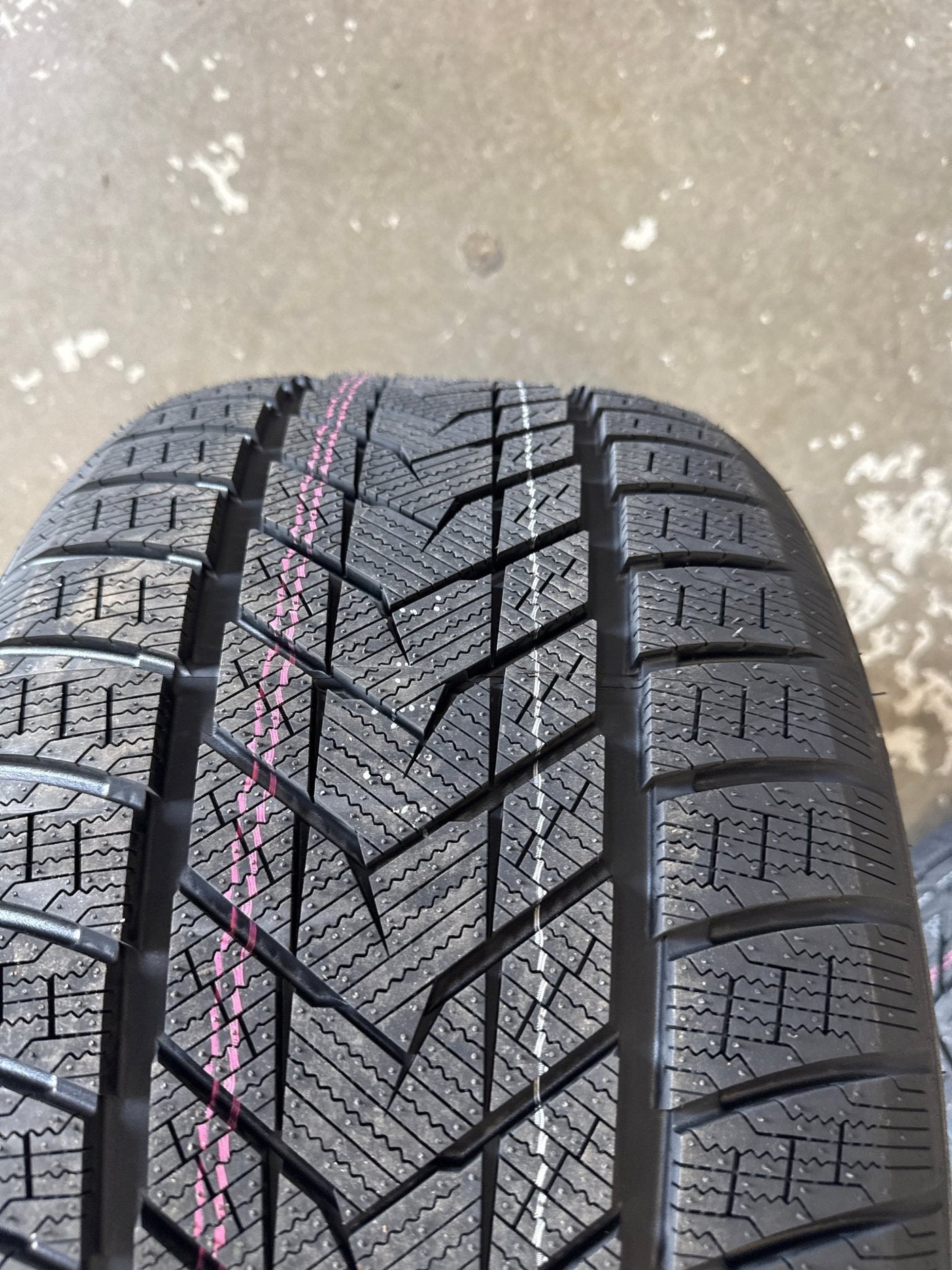 275/35R19 GRENLANDER ICEHAWKE II WINTER