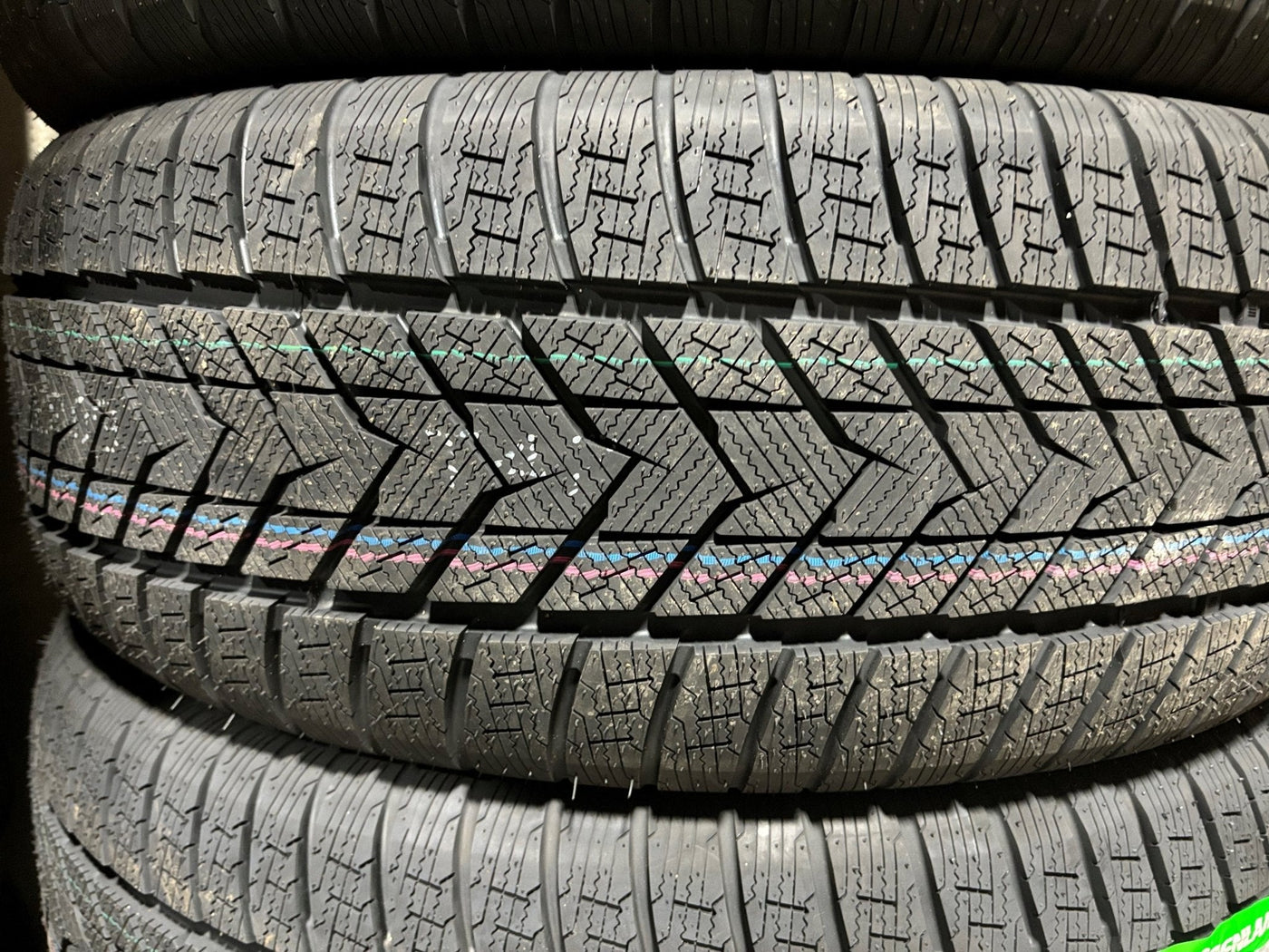 275/40R20 GRENLANDER ICEHAWKE II WINTER