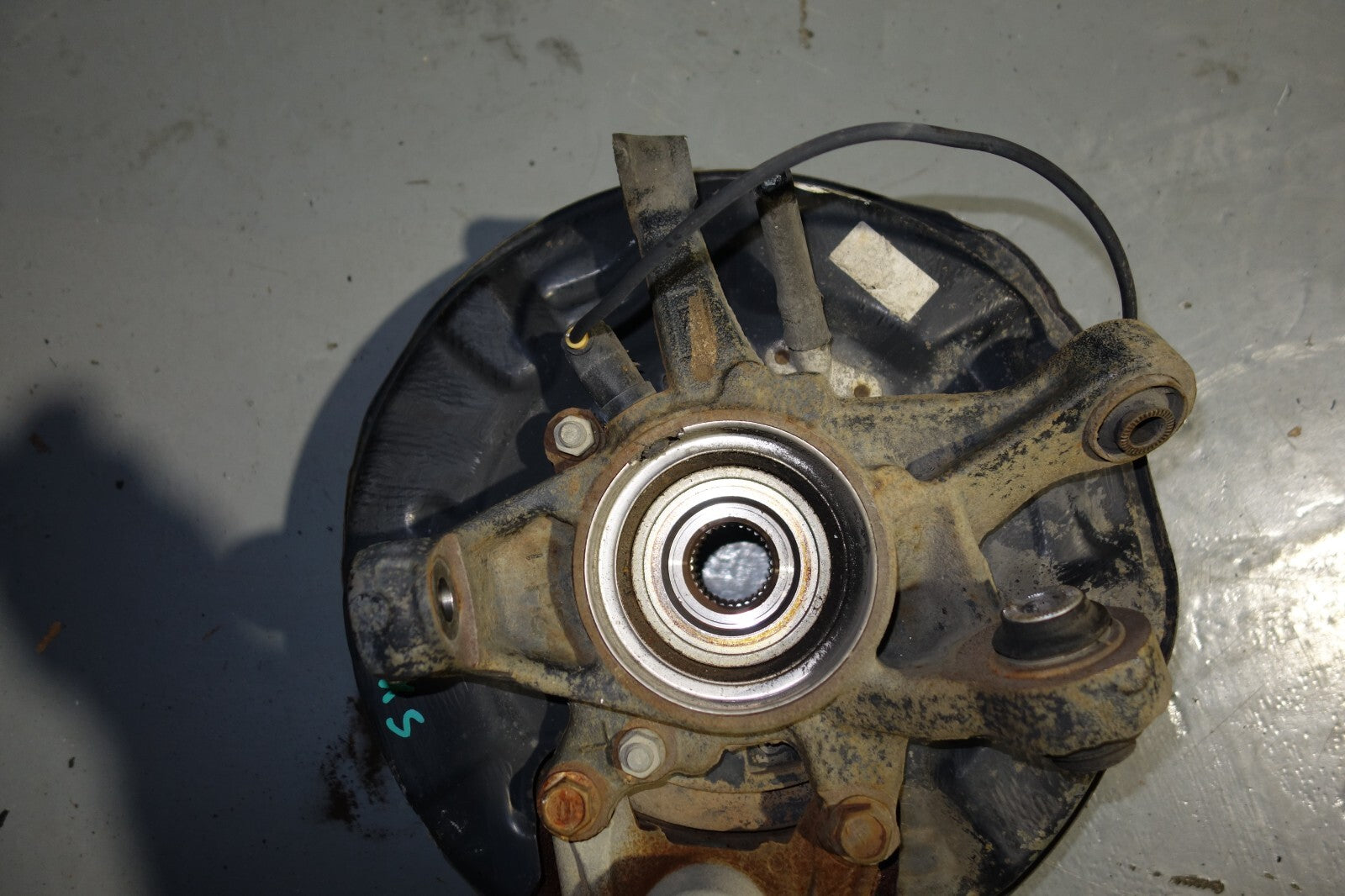 JDM 00-05-LEXUS IS300 REAR LEFT SPINDLE WHEEL HUB BEARING KNUCKLE OEM SUSPENSION
