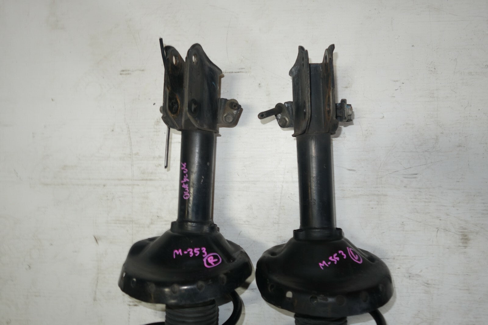 JDM 05-09 SUBARU LEGACY OUTBACK OEM KYB FRONT SHOCKS STRUTS ASSEMBLY WAGON ONLY