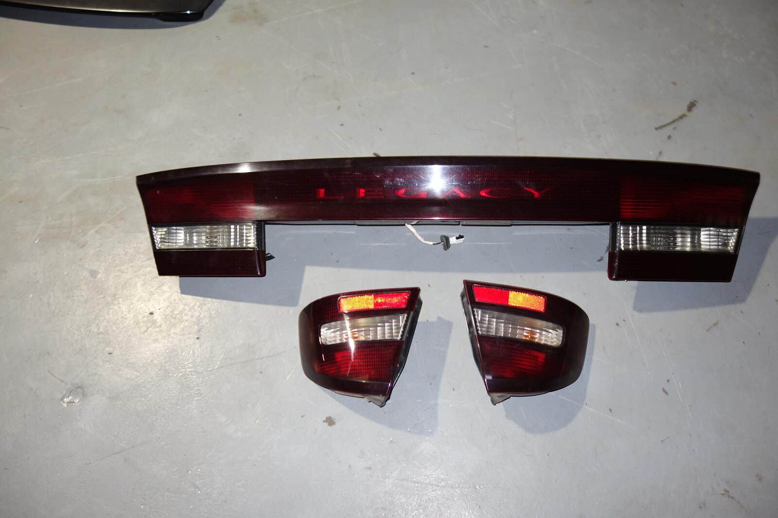 JDM Subaru Legacy B4 BE5 BE9 Sedan Tail Lights Lamps Center Garnish 1998-2004