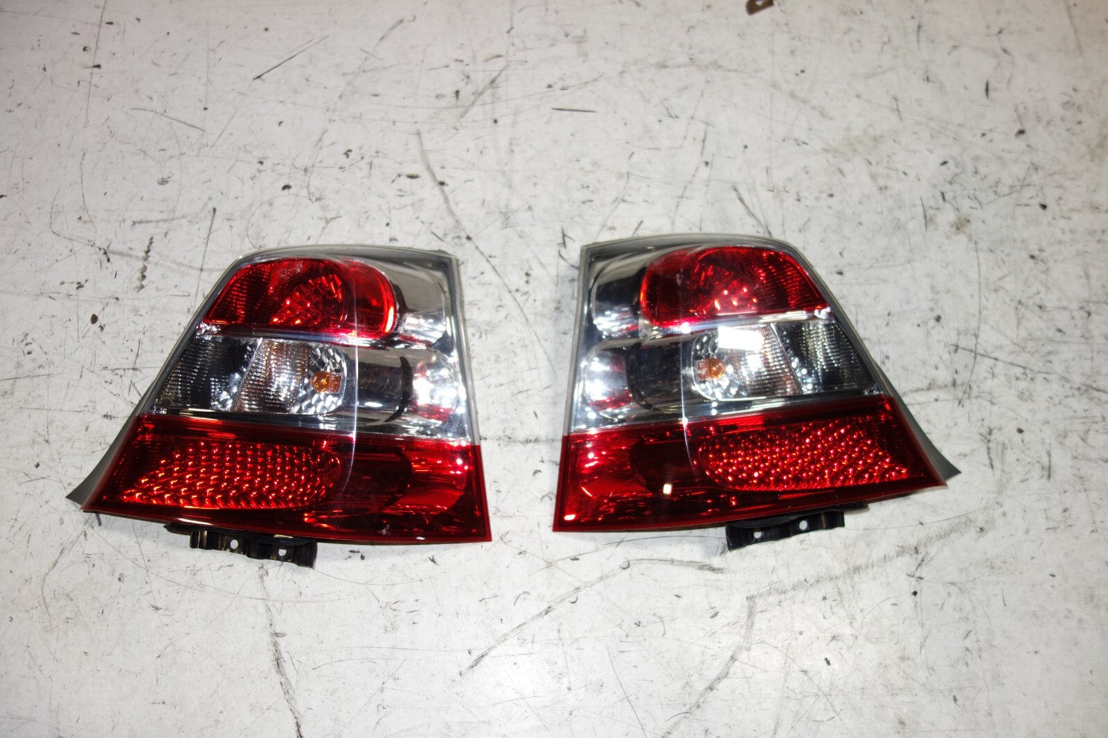 JDM 2002-2005 HONDA CIVIC EU3 OEM TAIL LIGHTS TAIL LAMPS 4 DOOR HATCHBACK