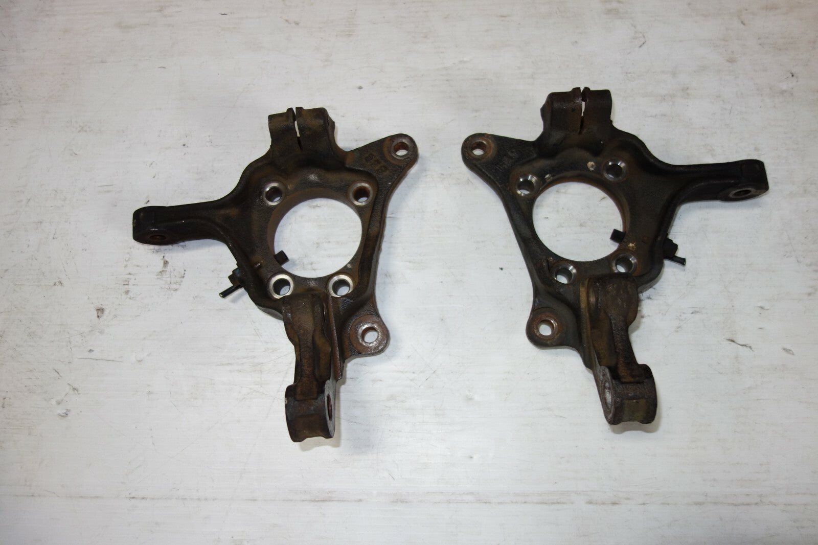 JDM SUBARU LEGACY OUTBACK OEM FRONT KNUCKLES SPINDLE PAIR LEFT & RIGHT 2005-2014