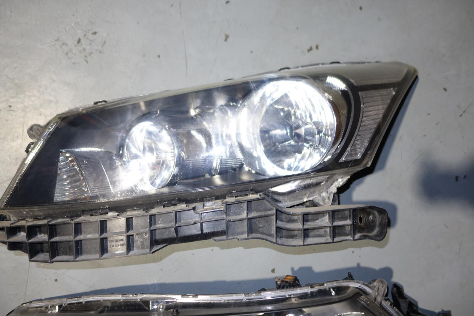 JDM Honda Accord CP3 Head Lights Lamps Pair OEM HID Black Housing 2008-2012