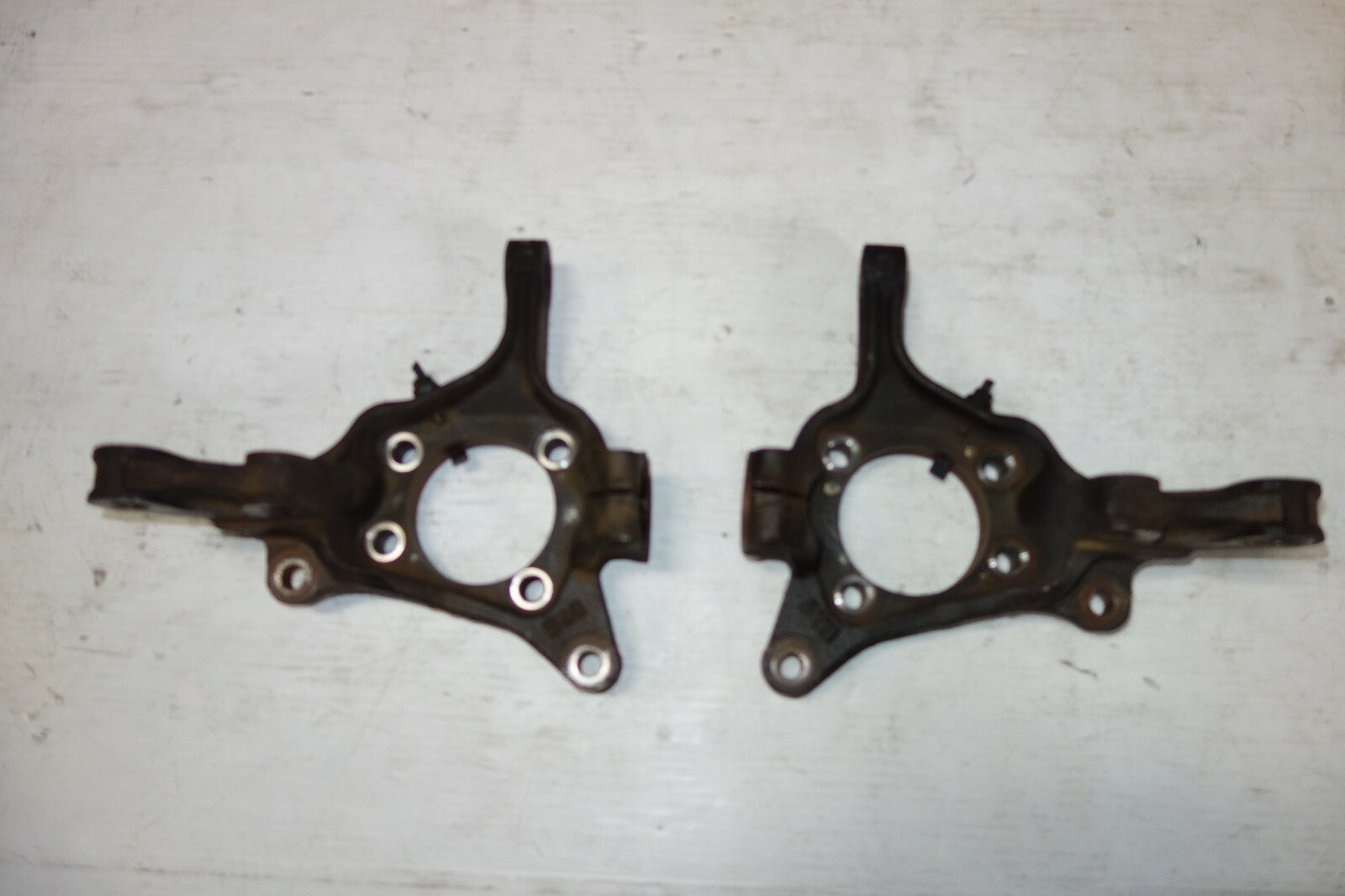 JDM SUBARU LEGACY OUTBACK OEM FRONT KNUCKLES SPINDLE PAIR LEFT & RIGHT 2005-2014