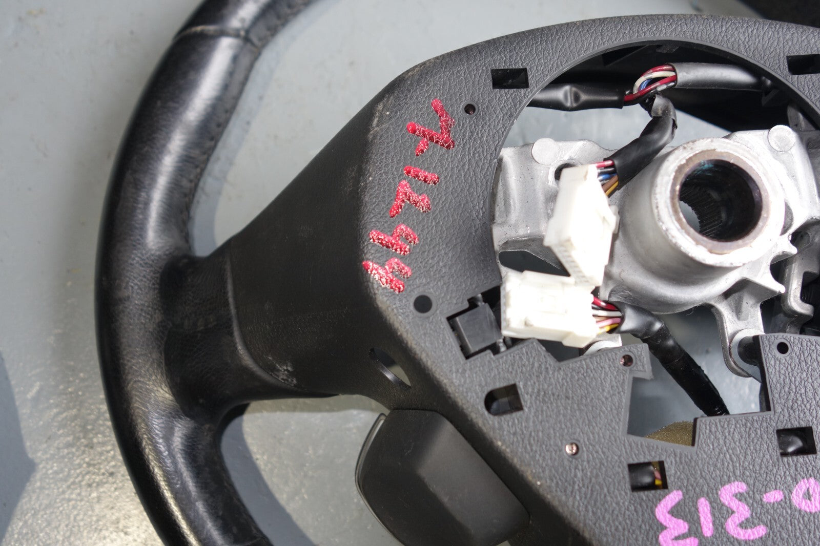 JDM 2005-2009 SUBARU LEGACY & OUTBACK MOMO STEERING WHEEL & HUB 05-2009 M-1011