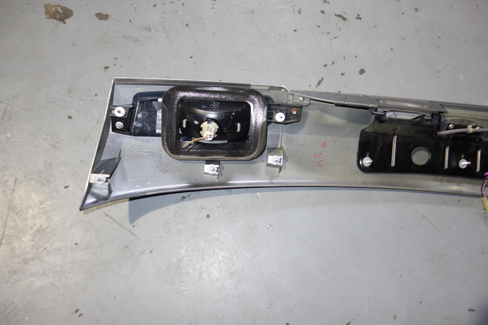 JDM 05-2009 SUBARU LEGACY OUTBACK OEM REAR CENTER GARNISH LIGHT SPOILER JD-1952