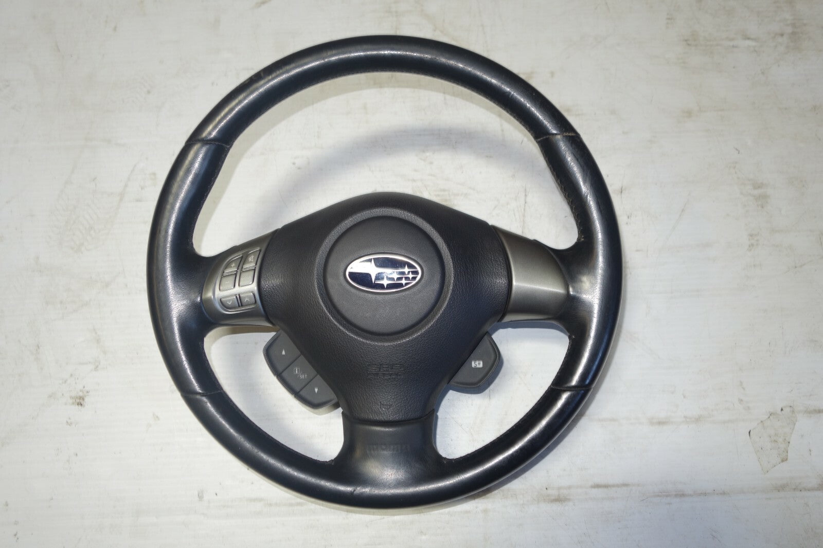 JDM 2005-2009 SUBARU LEGACY & OUTBACK MOMO STEERING WHEEL HUB 2005-2009