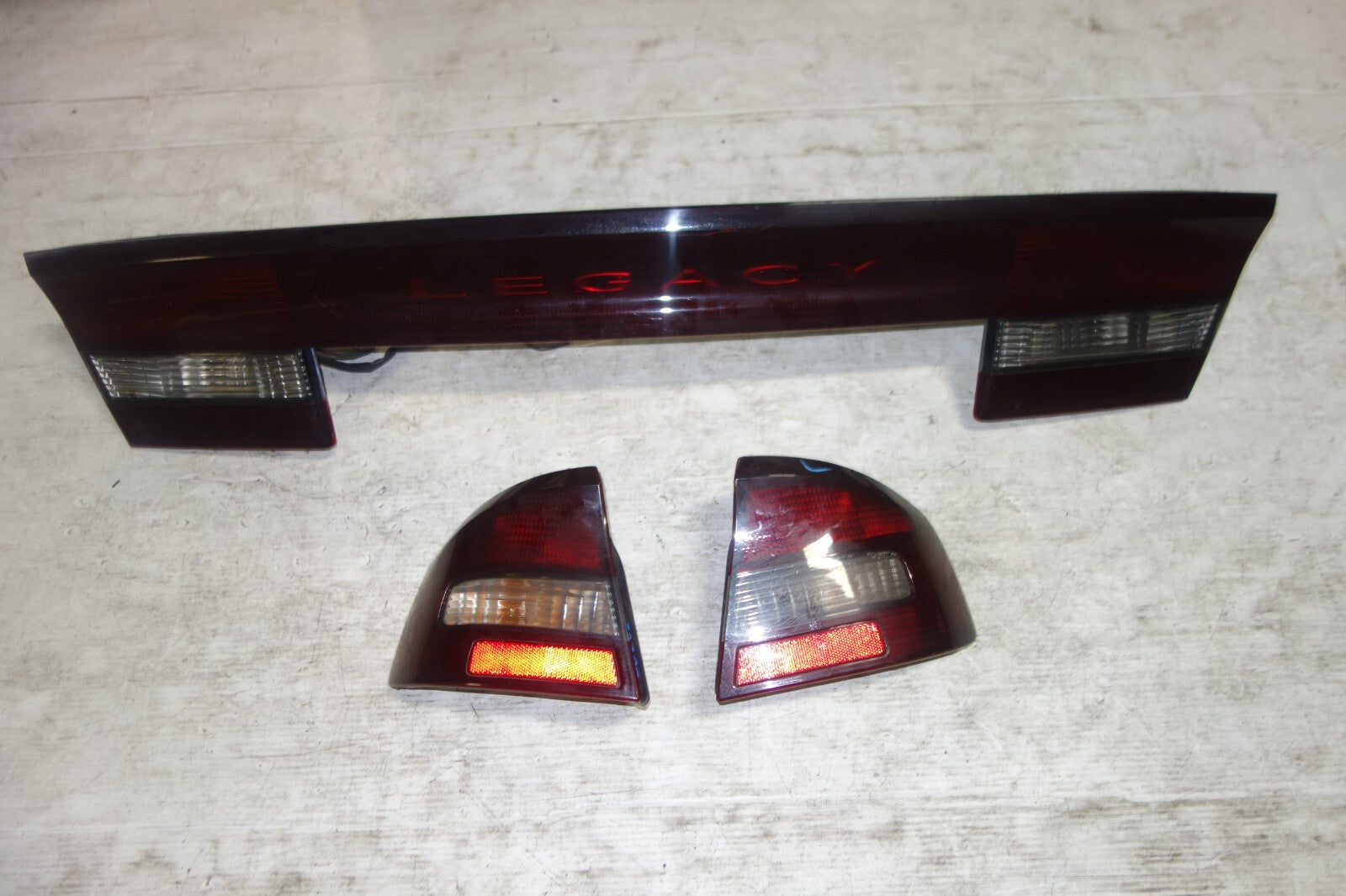 JDM Subaru Legacy Sedan Taillights BE5 Left & Right 2000-2004 Garnish