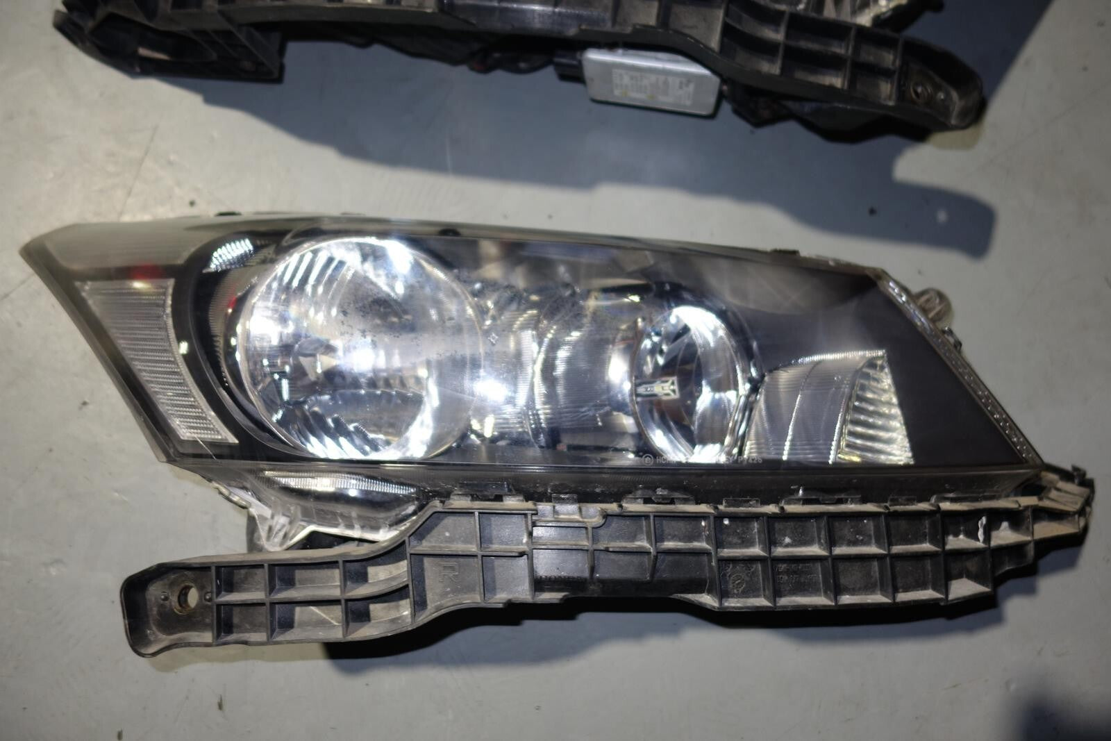JDM Honda Accord CP3 Head Lights Lamps Pair OEM HID Black Housing 2008-2012