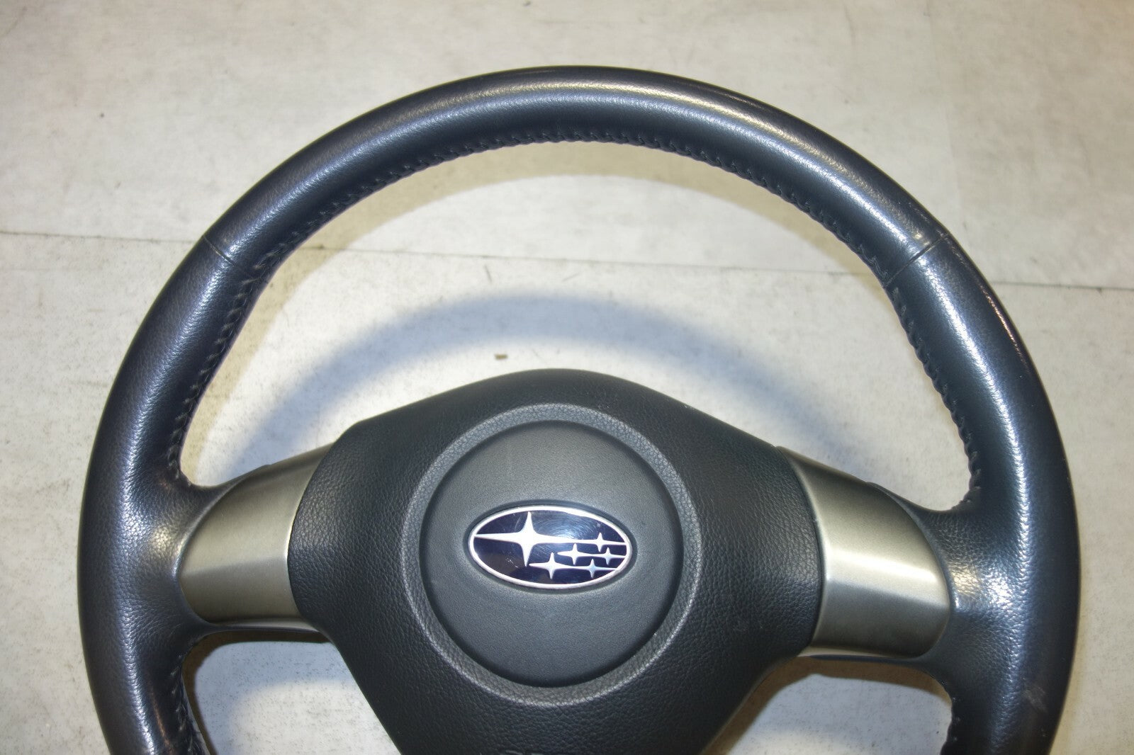 JDM 2005-2009 SUBARU LEGACY & OUTBACK MOMO STEERING WHEEL & HUB 05-2009 JD-1053