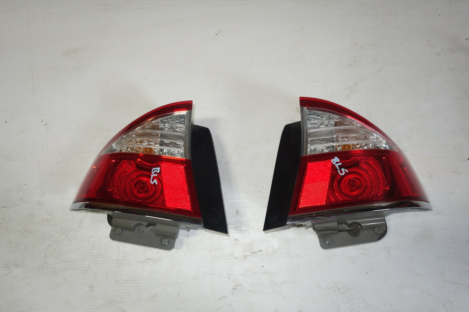 JDM 2005-2009 SUBARU LEGACY BL5 OEM USED TAIL LIGHTS LAMPS 4 DOOR SEDAN