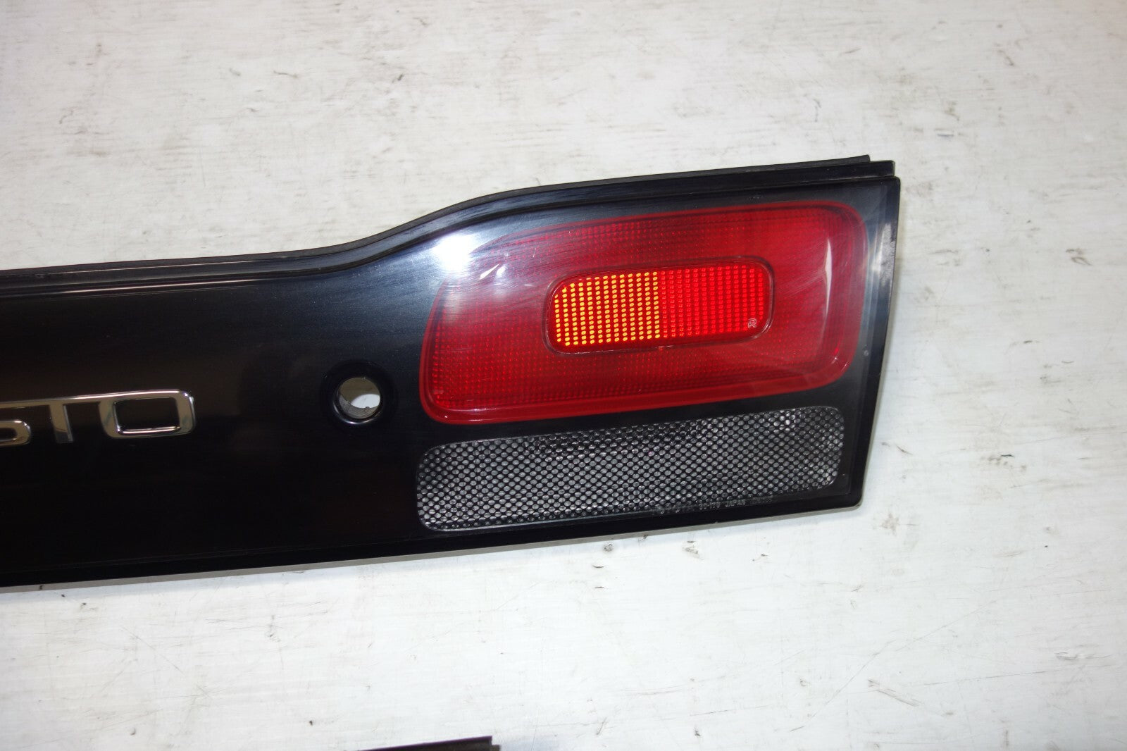 JDM LEXUS GS300 TOYOTA ARISTO TAIL LIGHTS CENTER GARNISH JZS147 1991-1997