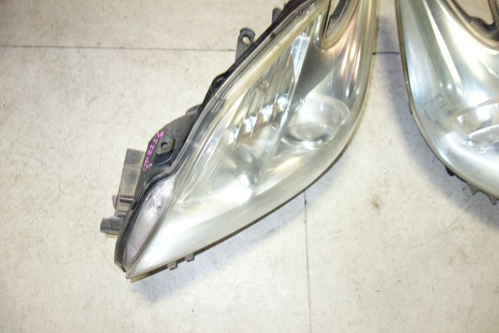 JDM Toyota Prius Headlights Head Lamps OEM 2010 2011 OEM Genuine Japan No Amber