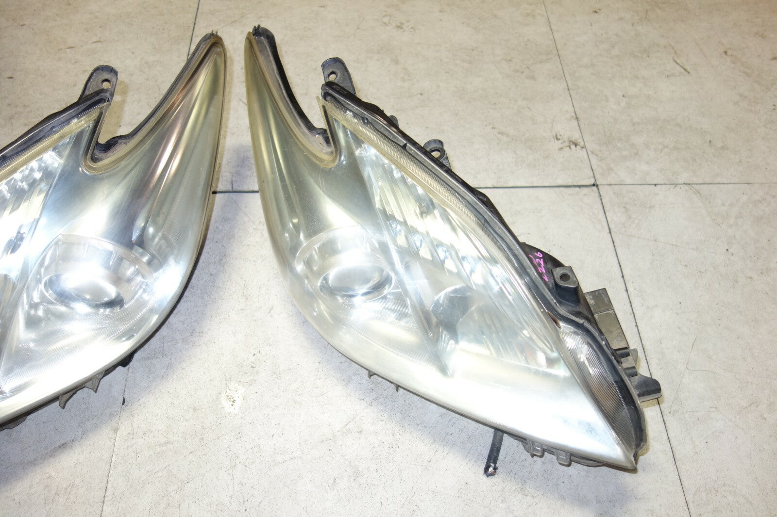 JDM Toyota Prius Headlights Head Lamps OEM 2010 2011 OEM Genuine Japan No Amber