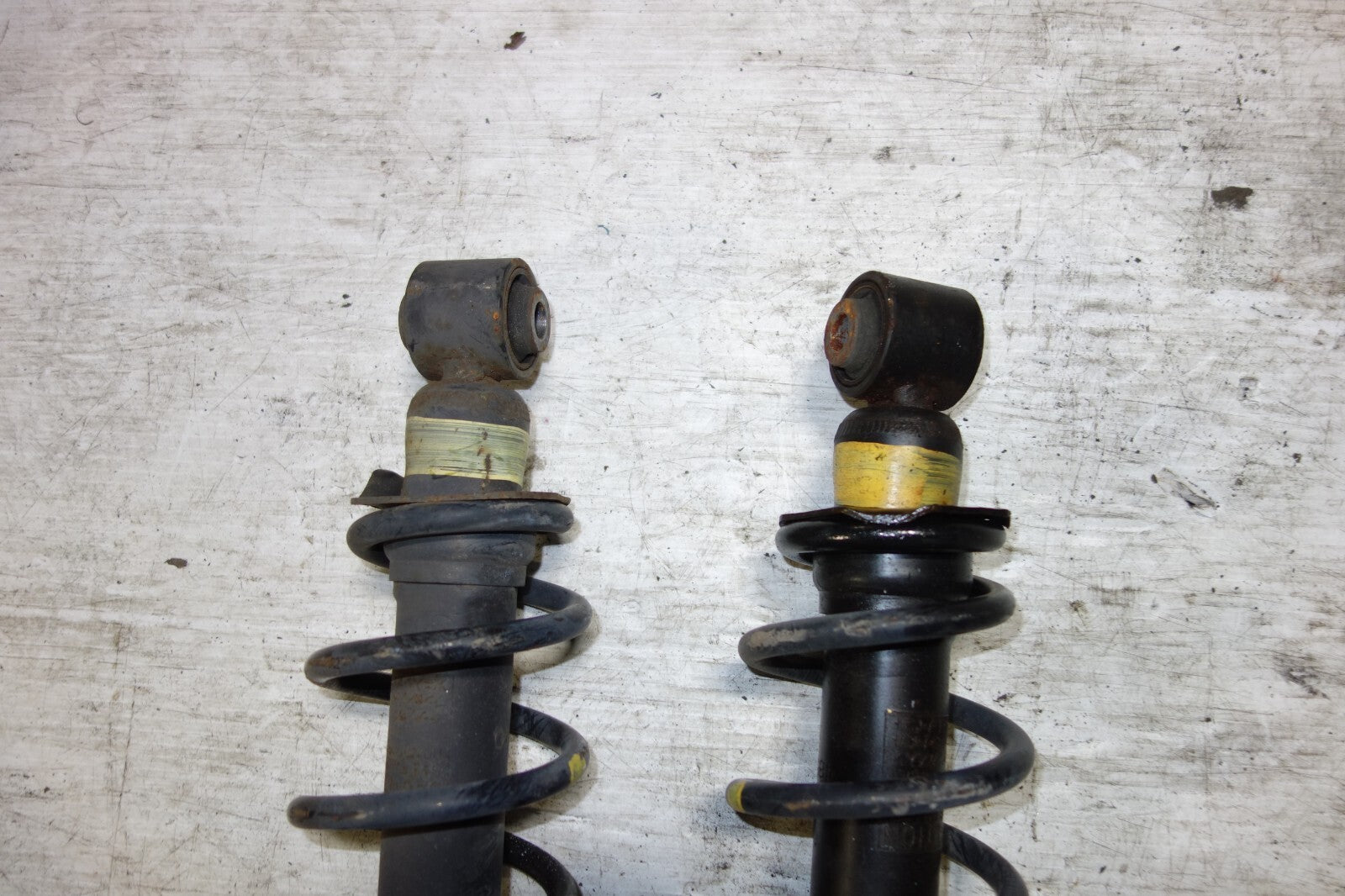 JDM 2000-2005 TOYOTA CELICA REAR SHOCKS STRUTS COIL SPRING LEFT & RIGHT