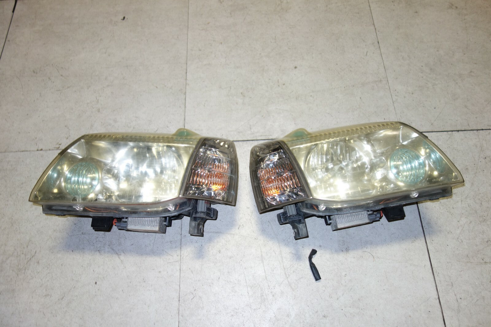 JDM Nissan X-Trail GT OEM Front Headlights Left Right PNT30 Left & Right 2000-06