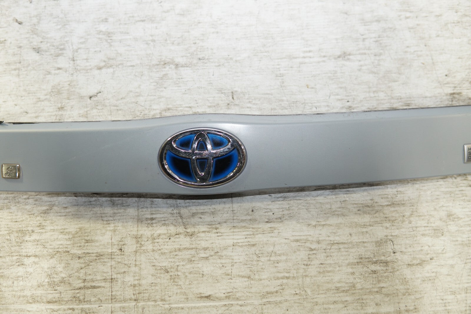JDM Toyota Prius Rear CENTER GARNISH ZVW30 2010-2011-2012-2013-2014-2015 MF-331