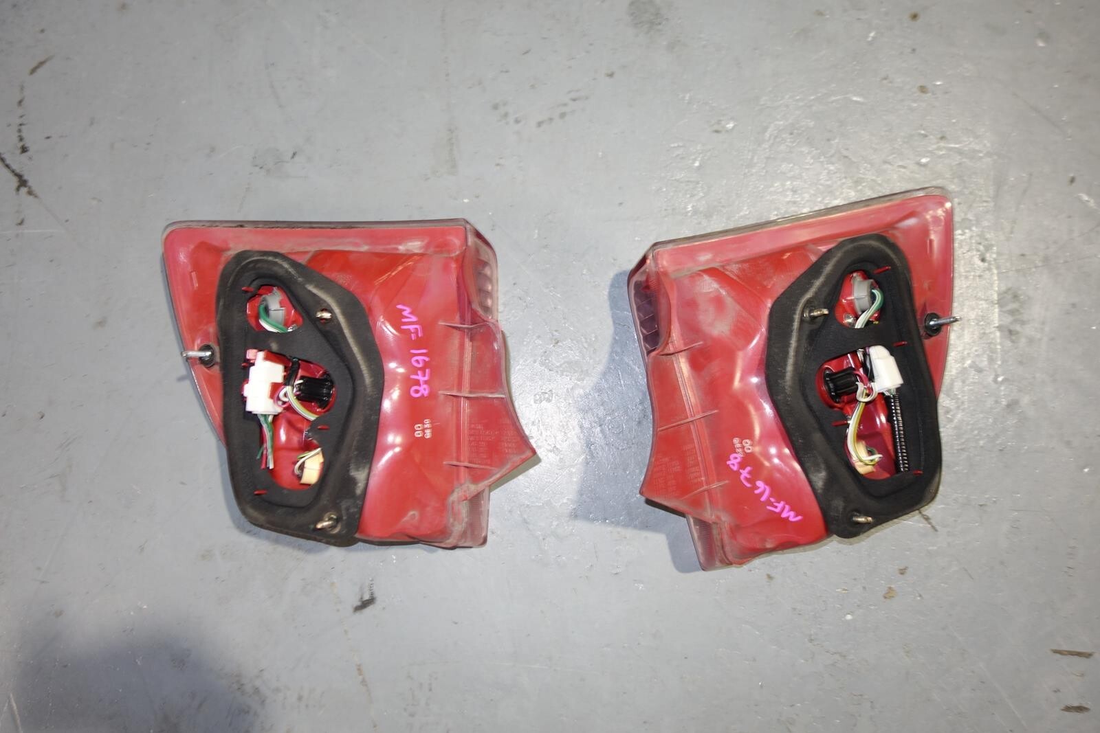 JDM 2000-2005 TOYOTA CELICA OEM TAIL LIGHTS LH LR TAIL LAMPS 2000-2005 MF-1678