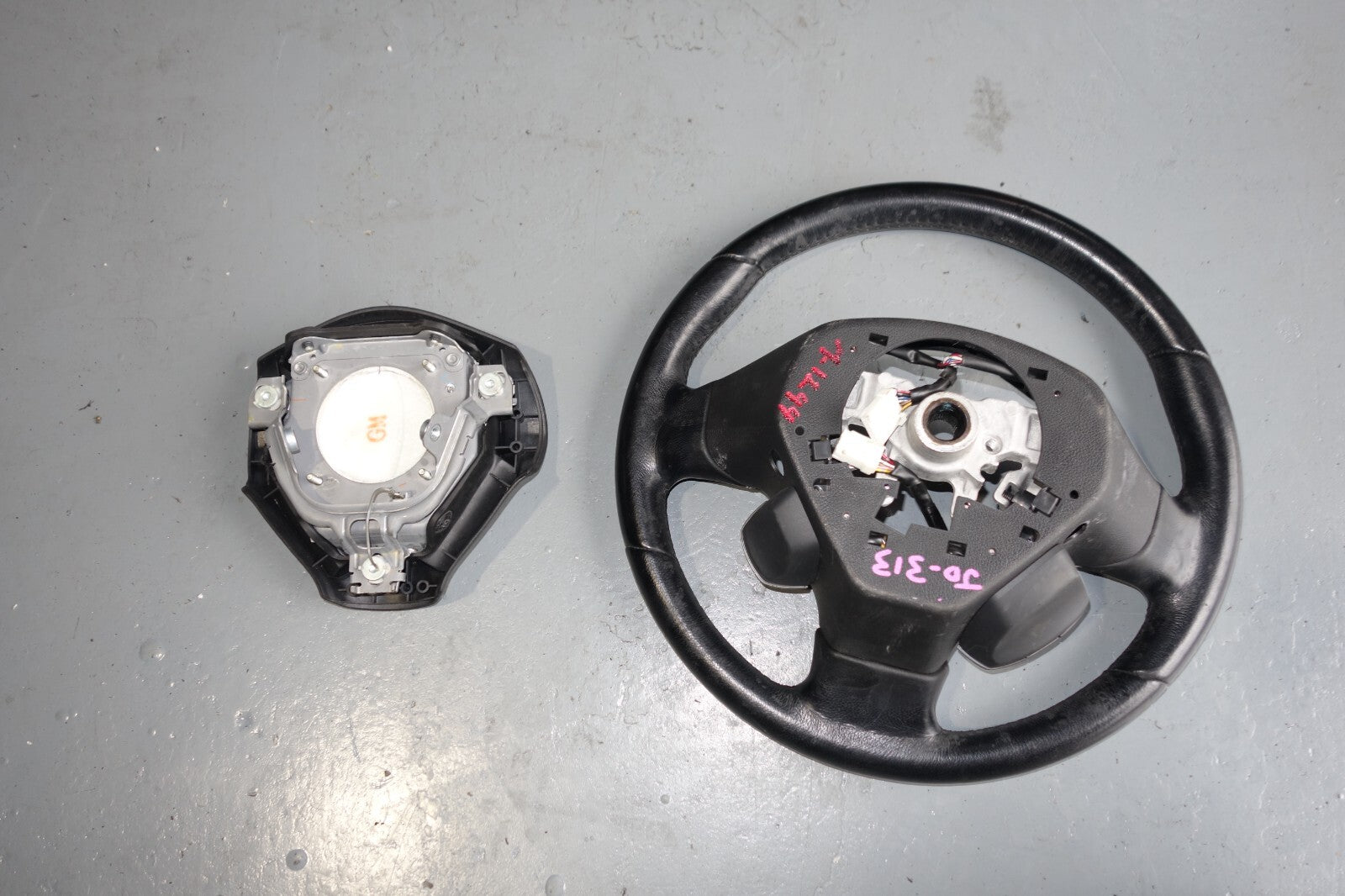 JDM 2005-2009 SUBARU LEGACY & OUTBACK MOMO STEERING WHEEL & HUB 05-2009 M-1011