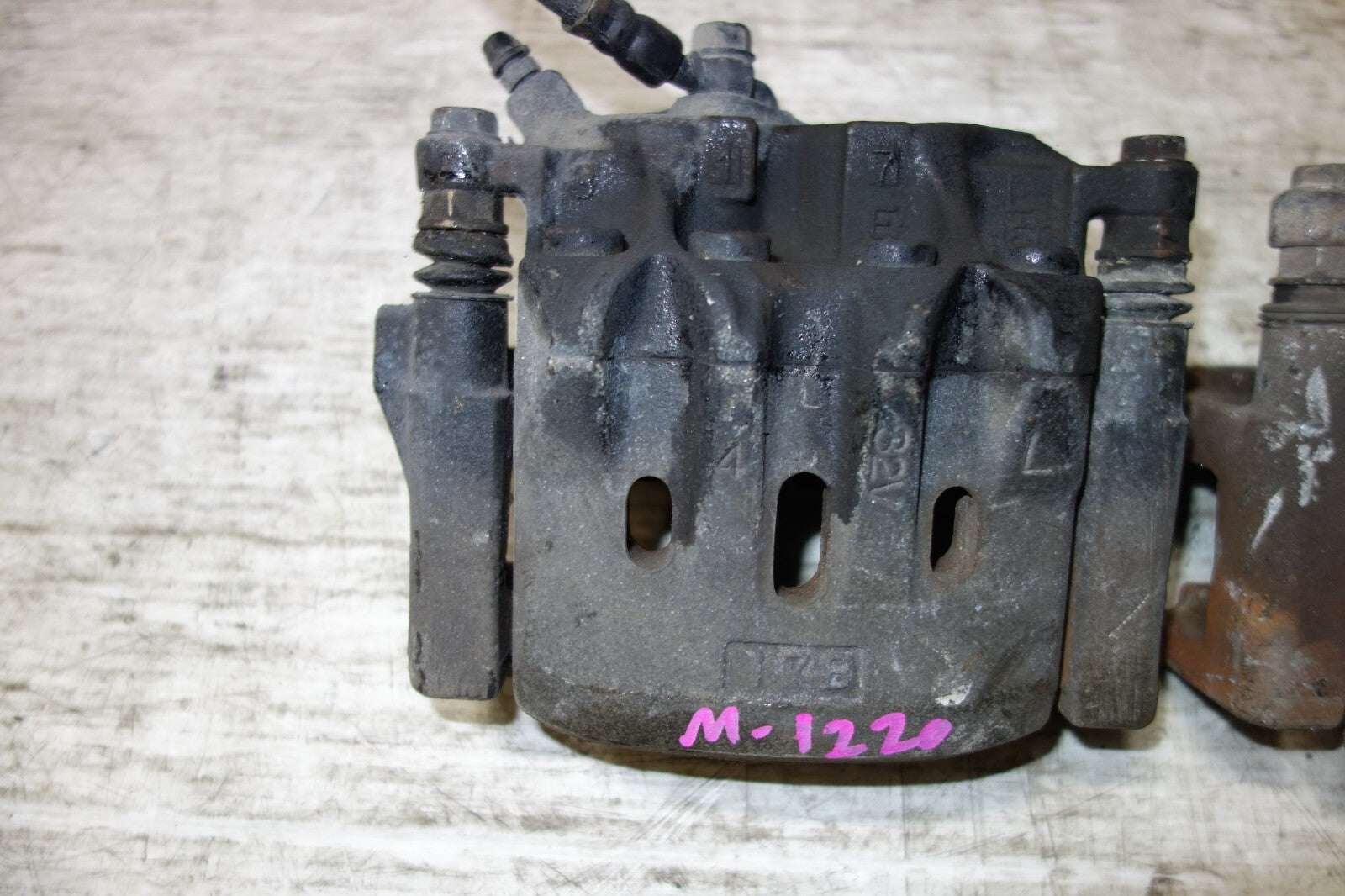 JDM 2001-2005 TOYOTA ALTEZZA LEXUS IS300 OEM FRONT 2 POT BRAKE CALIPERS ORIGINAL