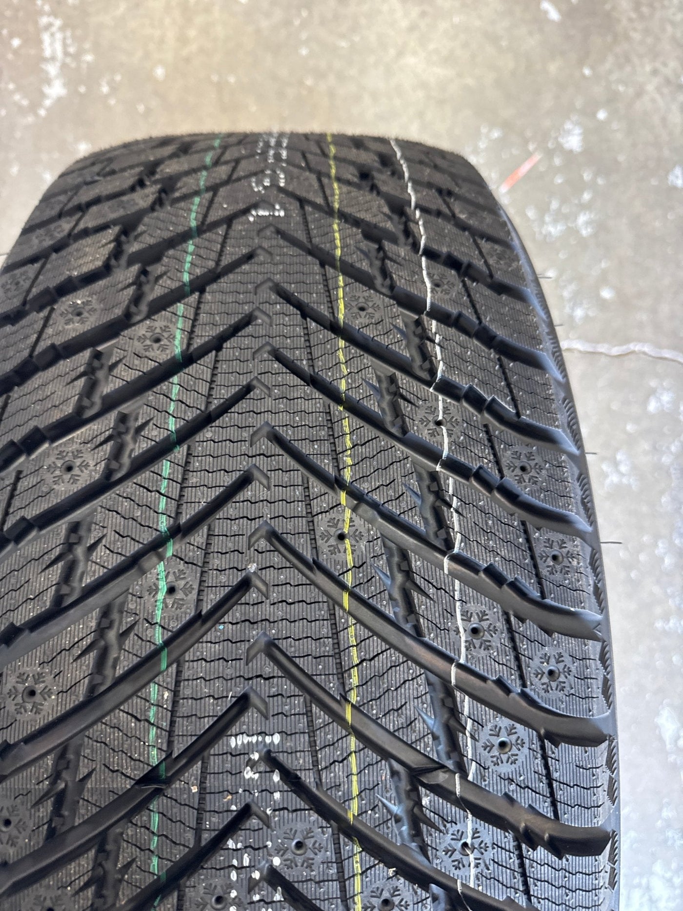 255/45R21 GRENLANDER ICEDEFENSOR STUD II WINTER