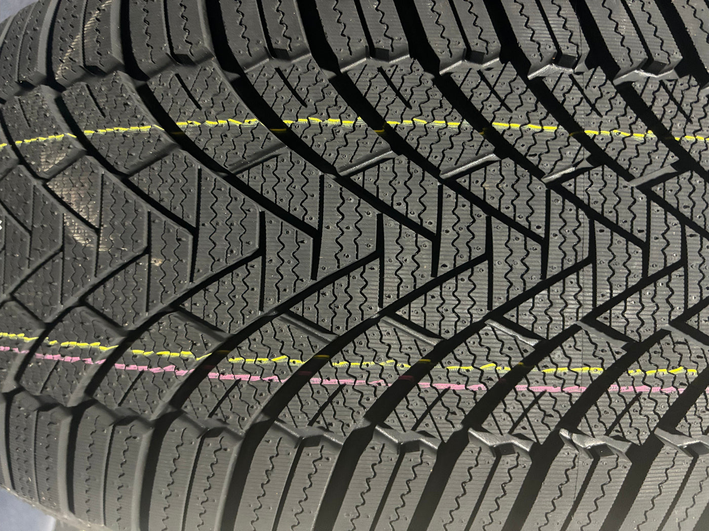 255/45R18 GRENLANDER ICEHAWKE I WINTER