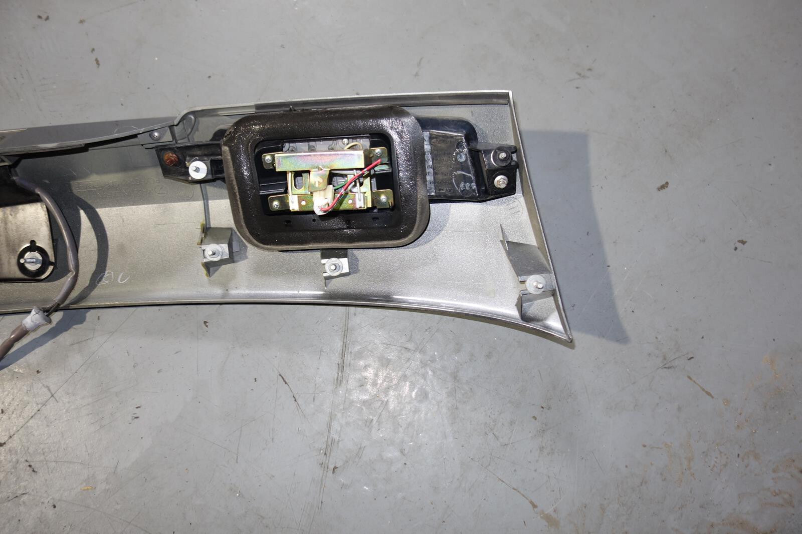 JDM 05-2009 SUBARU LEGACY OUTBACK  OEM REAR CENTER GARNISH LIGHT SPOILER JD-1952