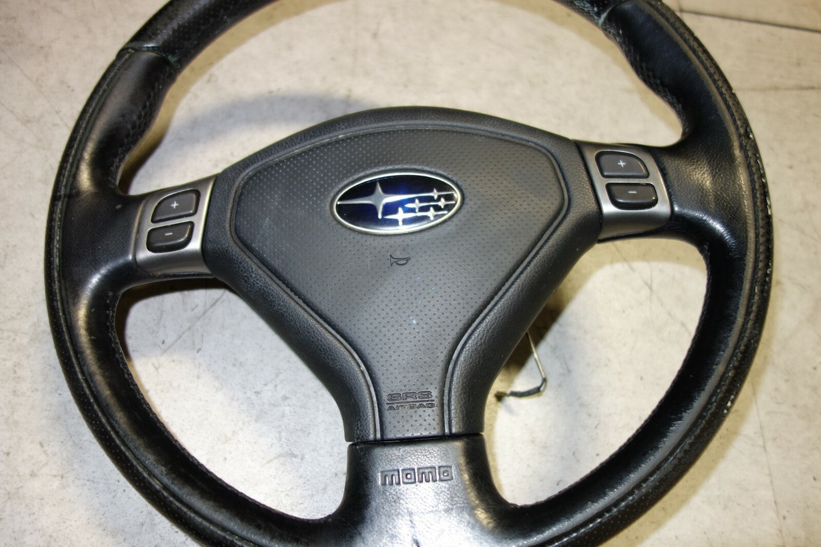 JDM 2003-2008 SUBARU FORESTER SG5 SG9 MOMO STEERING WHEEL & HUB 2003-2008