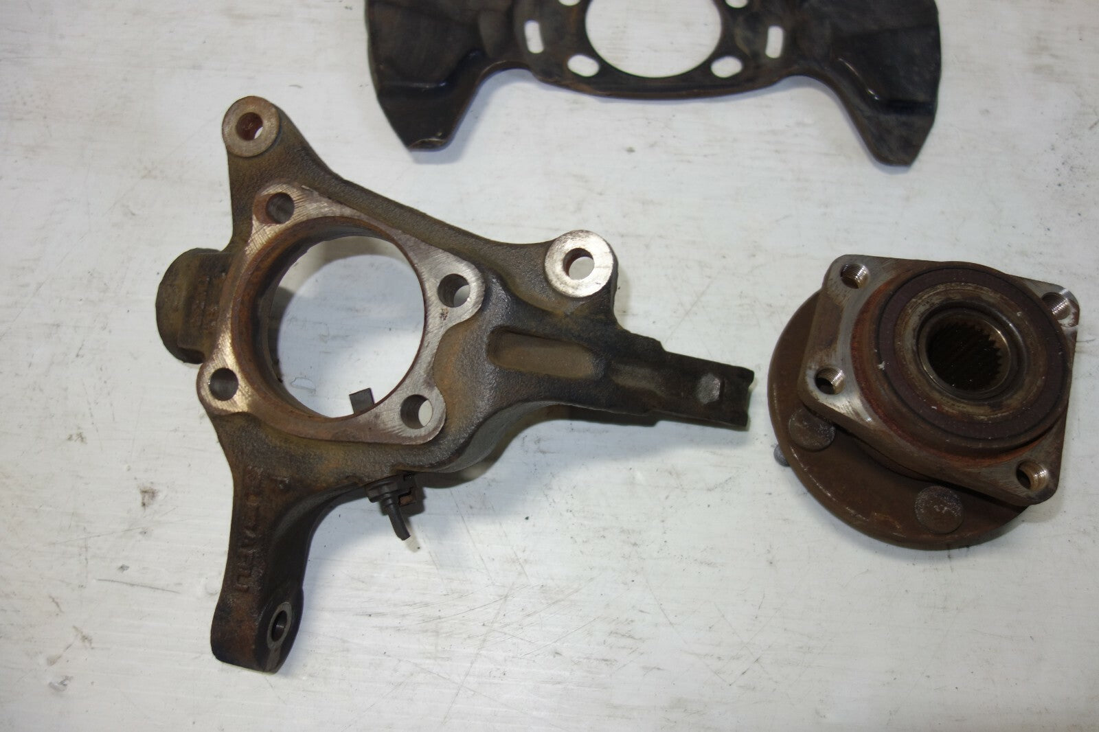 JDM SUBARU FORESTER FRONT HUB KNUCKLE SPINDLE RIGHT SUSPENSION 2009-2014 SPINDLE