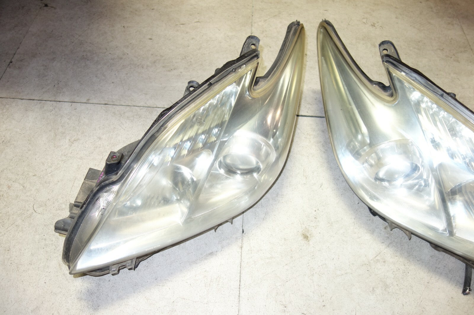 JDM Toyota Prius Headlights Head Lamps OEM 2010 2011 OEM Genuine Japan No Amber