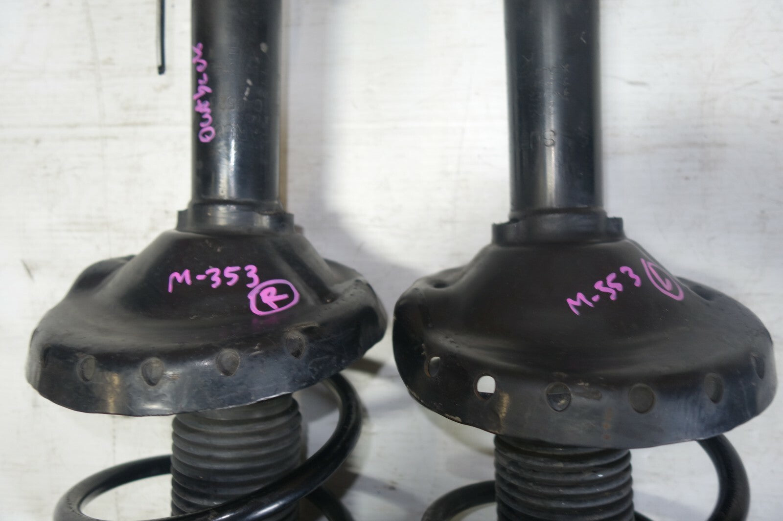 JDM 05-09 SUBARU LEGACY OUTBACK OEM KYB FRONT SHOCKS STRUTS ASSEMBLY  WAGON ONLY