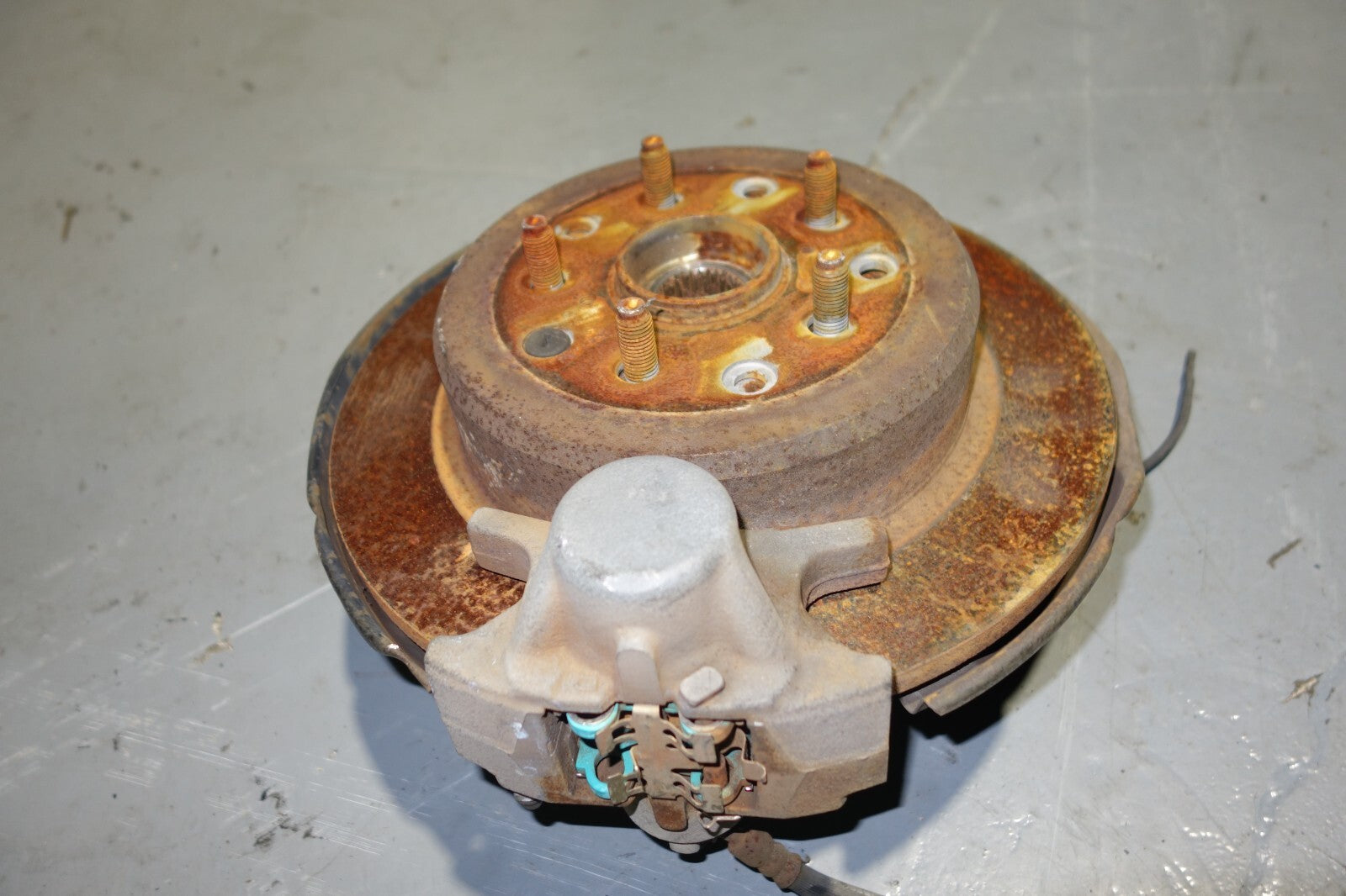 JDM 00-2005-LEXUS IS300 REAR RIGHT SPINDLE WHEEL HUB BEARING KNUCKLE SUSPENSION