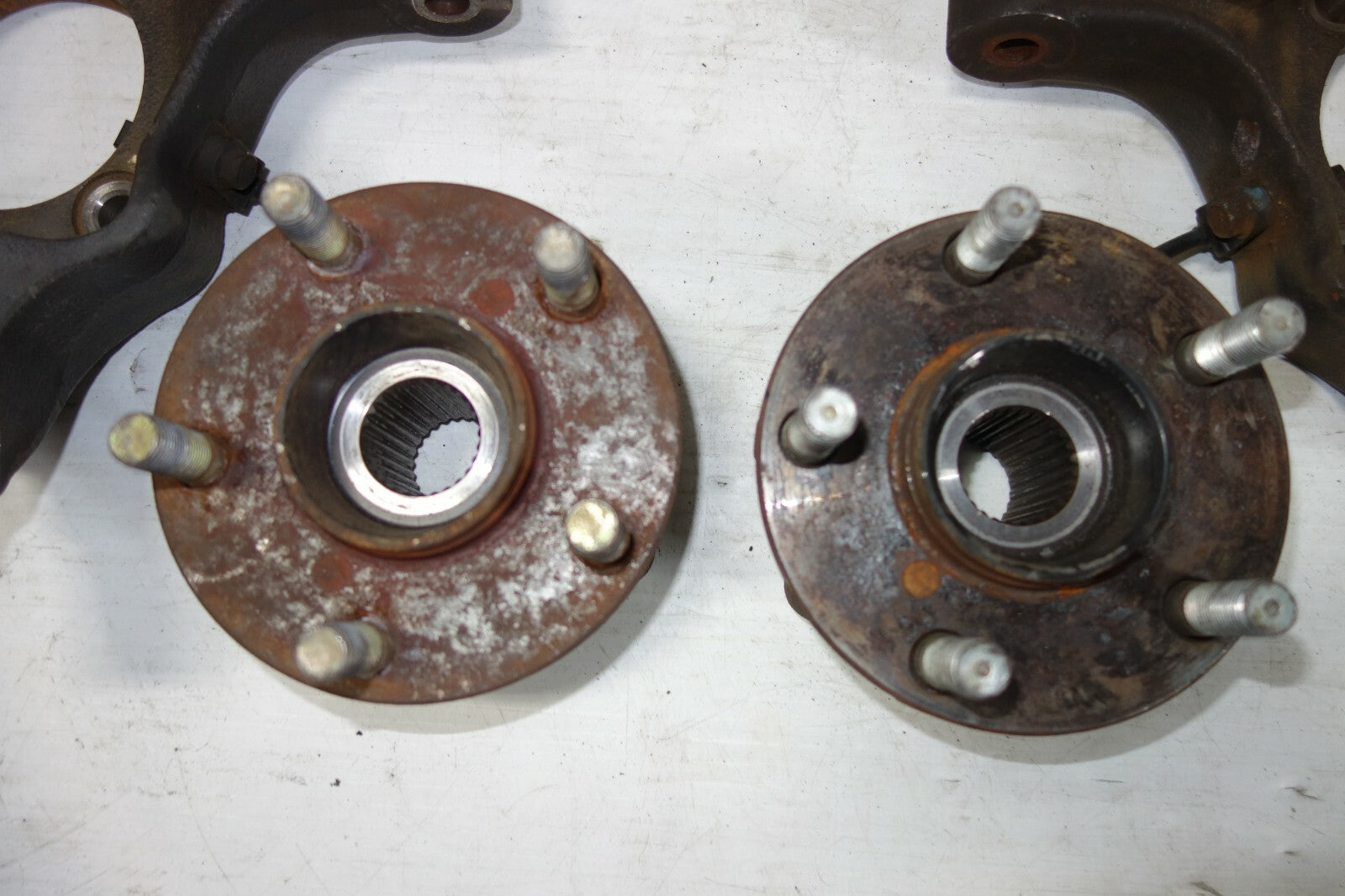 JDM SUBARU LEGACY OUTBACK OEM FRONT SPINDLE HUBS BEARING PAIR SPINDLE 2005-2014