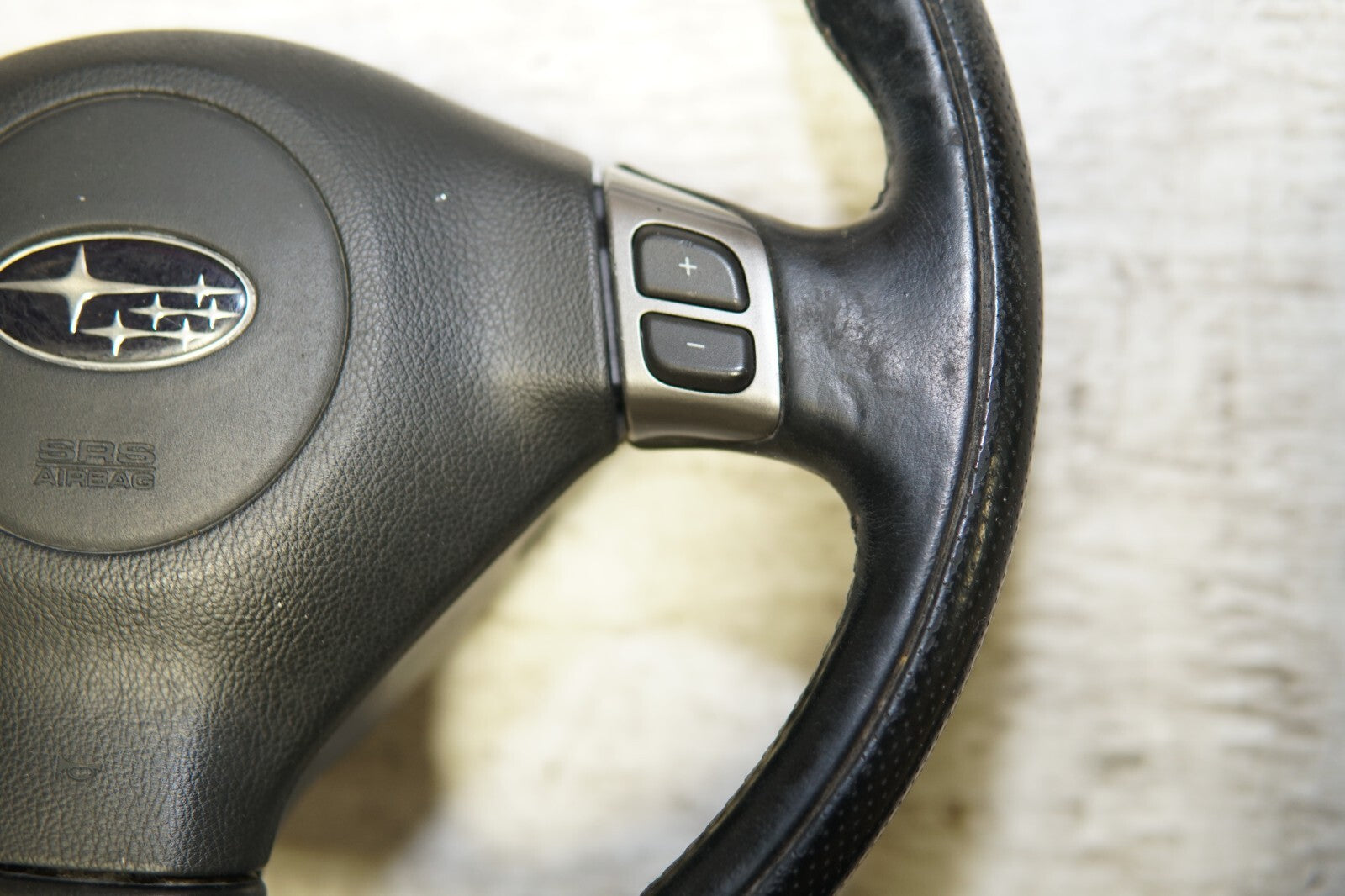 JDM 2005-2009 SUBARU LEGACY & OUTBACK MOMO STEERING WHEEL & HUB 05-2009 MF-274