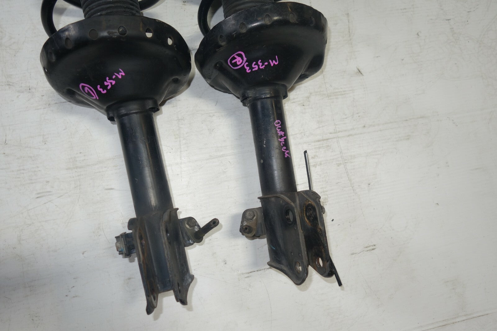 JDM 05-09 SUBARU LEGACY OUTBACK OEM KYB FRONT SHOCKS STRUTS ASSEMBLY  WAGON ONLY