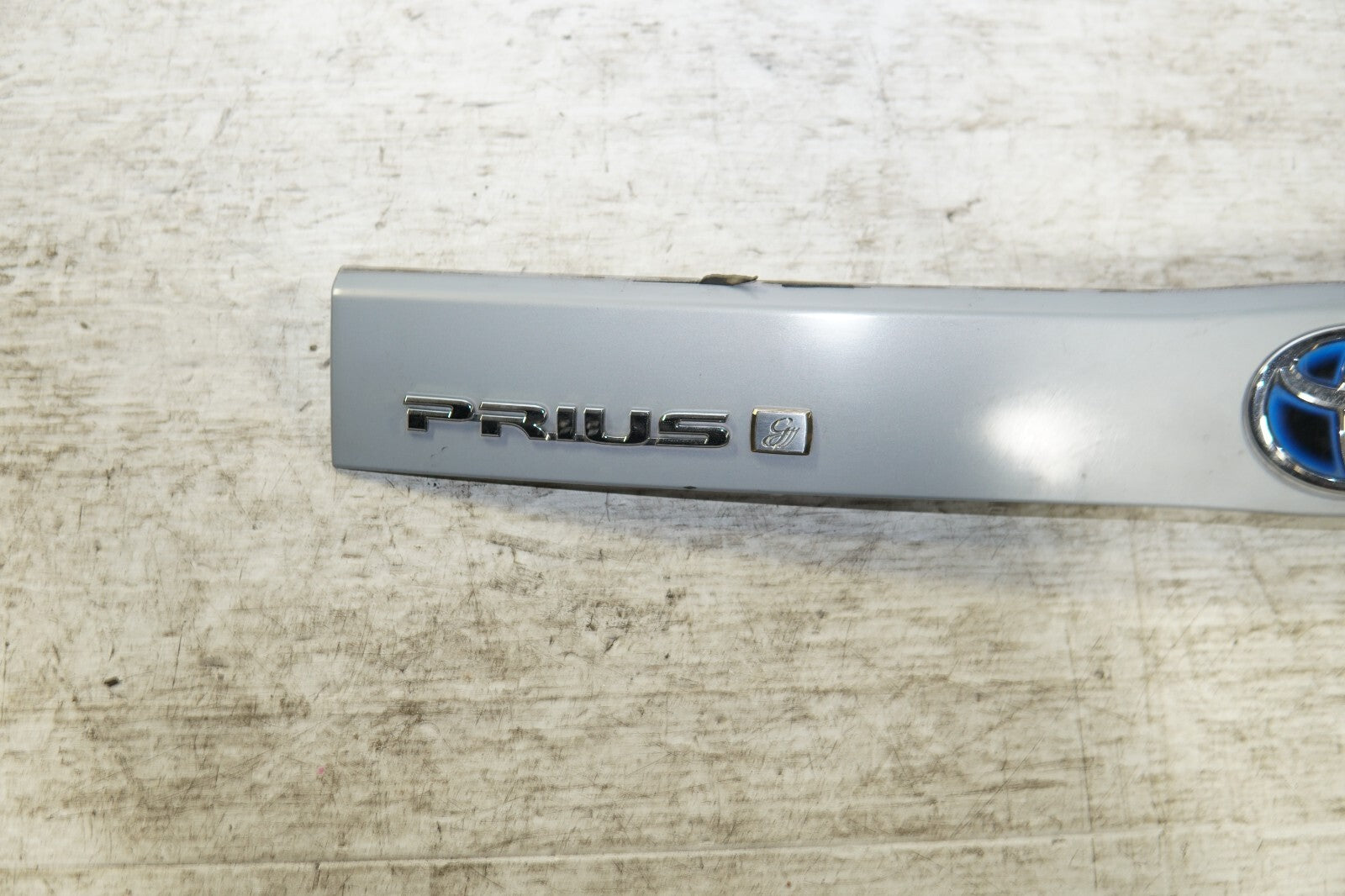 JDM Toyota Prius Rear CENTER GARNISH  ZVW30 2010-2011-2012-2013-2014-2015 MF-331