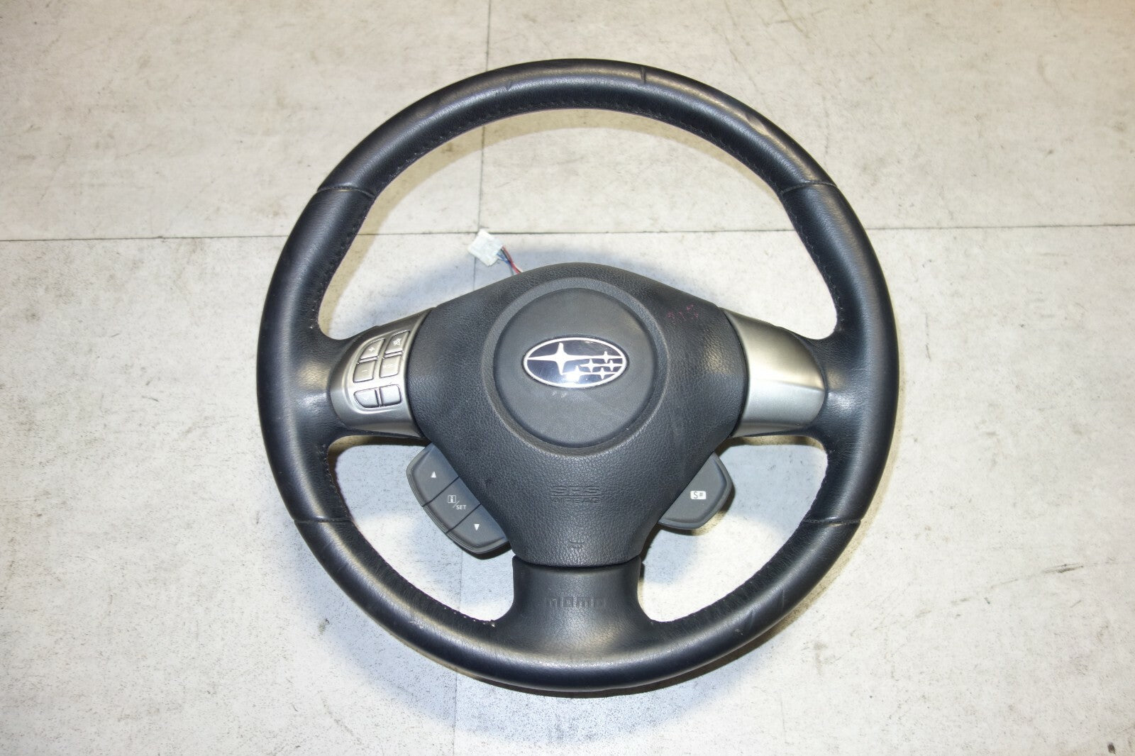 JDM 2005-2009 SUBARU LEGACY & OUTBACK MOMO STEERING WHEEL & HUB 2005-2009