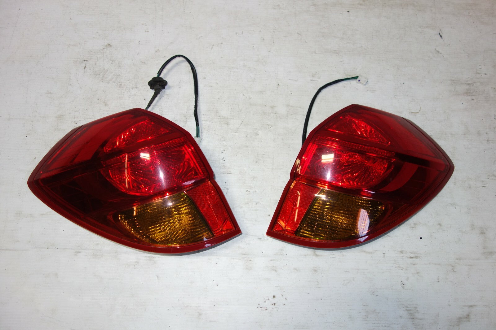 JDM SUBARU LEGACY OUTBACK USED RED AMBER TAIL LIGHTS TAIL LAMPS 2005-2009