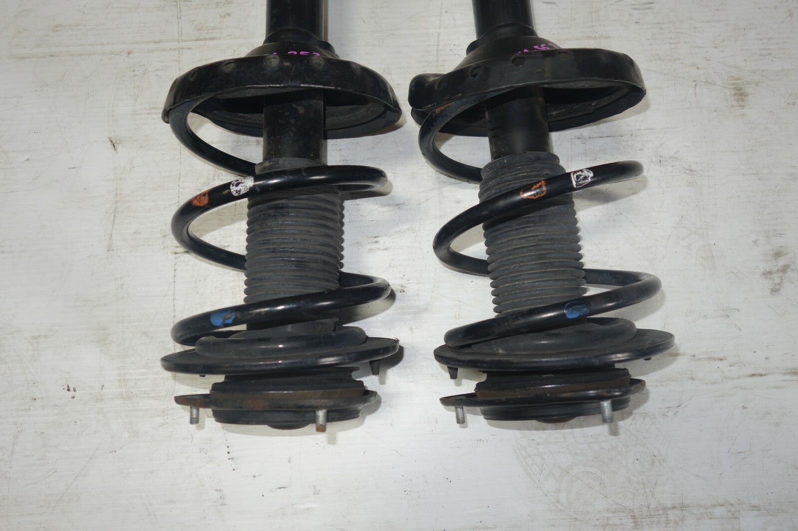 JDM 05-09 SUBARU LEGACY OUTBACK OEM KYB FRONT SHOCKS STRUTS ASSEMBLY  WAGON ONLY