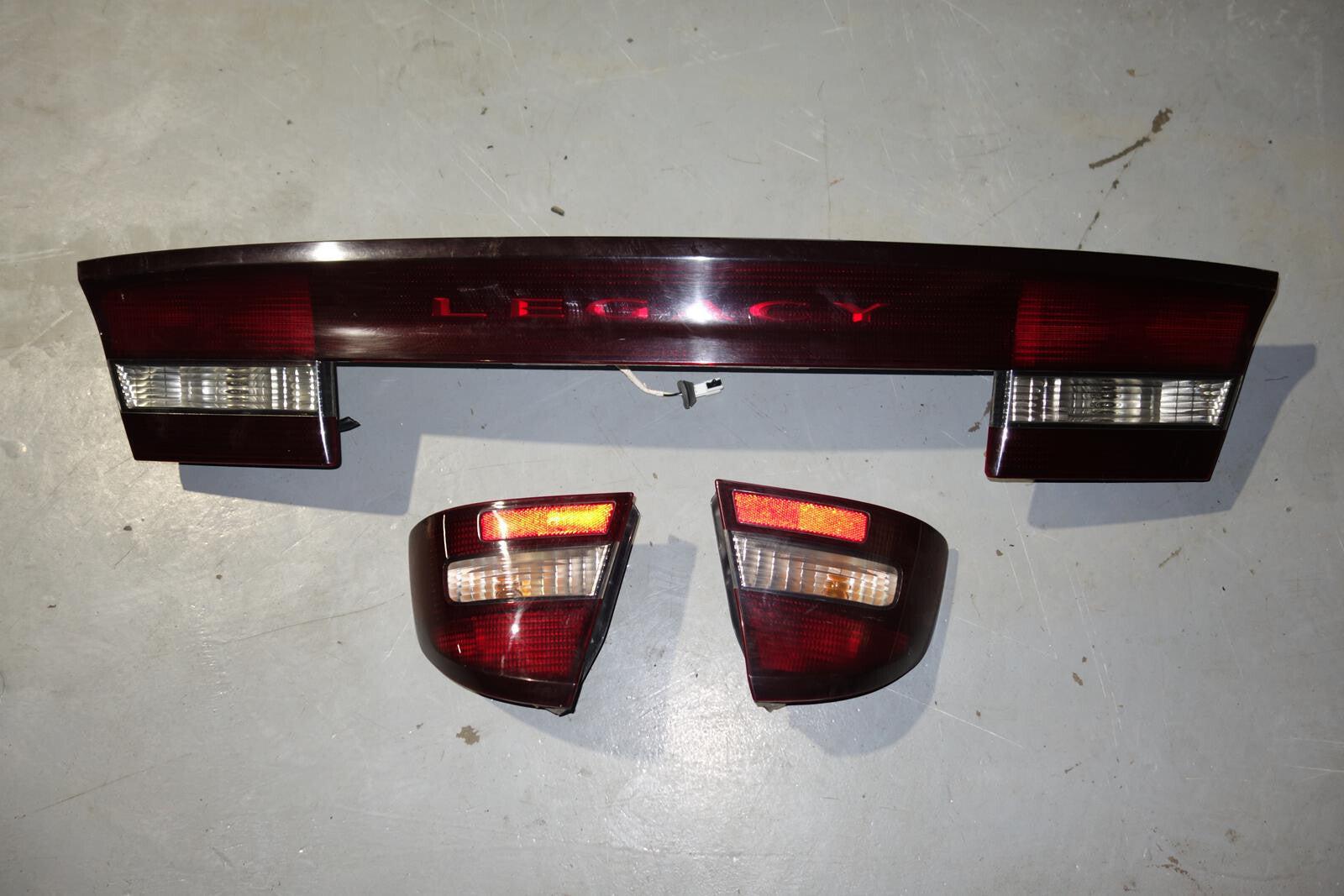 JDM Subaru Legacy B4 BE5 BE9 Sedan Tail Lights Lamps Center Garnish 1998-2004
