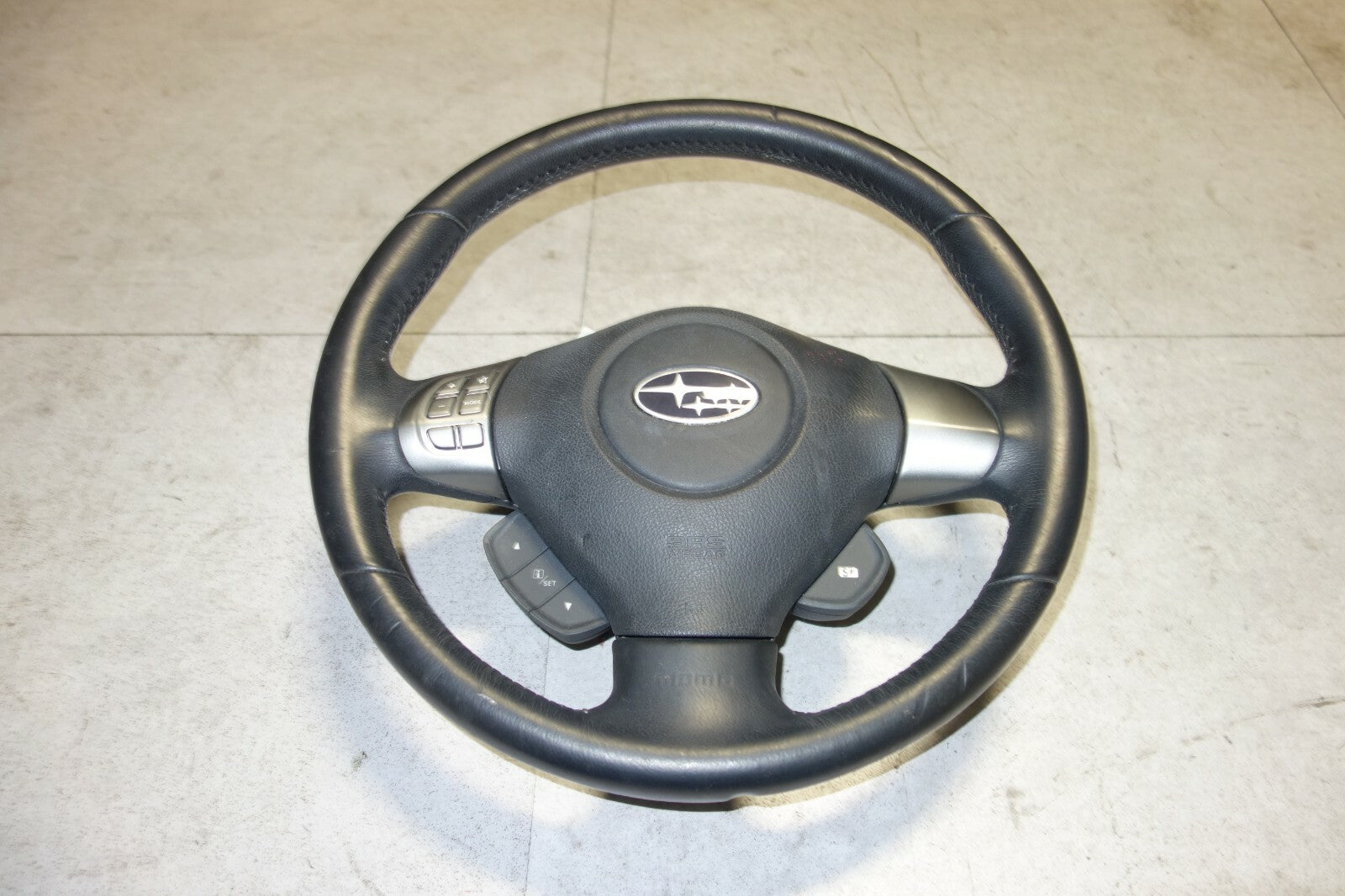 JDM 2005-2009 SUBARU LEGACY & OUTBACK MOMO STEERING WHEEL & HUB 2005-2009