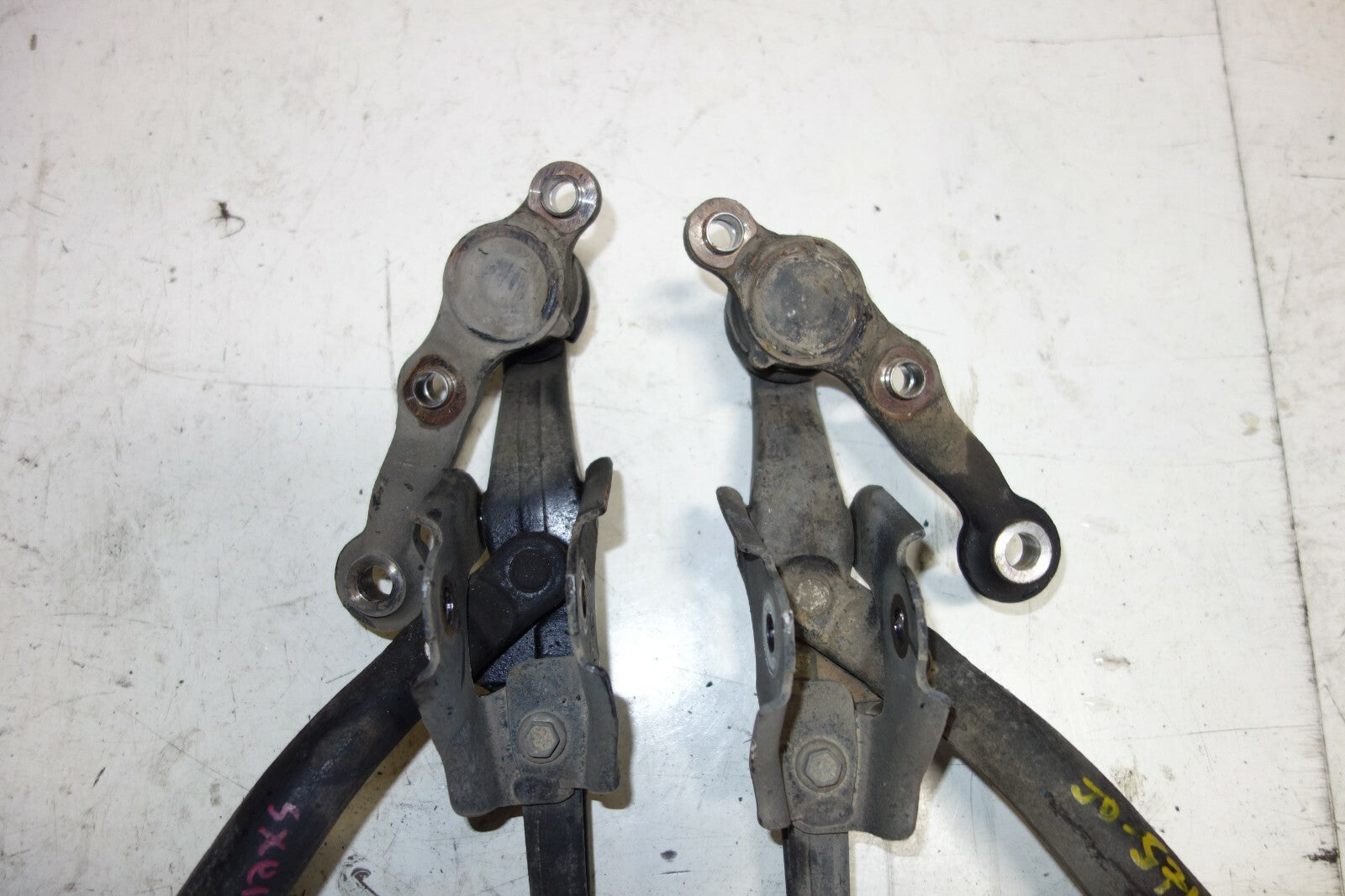 JDM Lexus is300 Altezza Front Lower Control Arms Ball Joints 2001-2005 SXE10 OEM