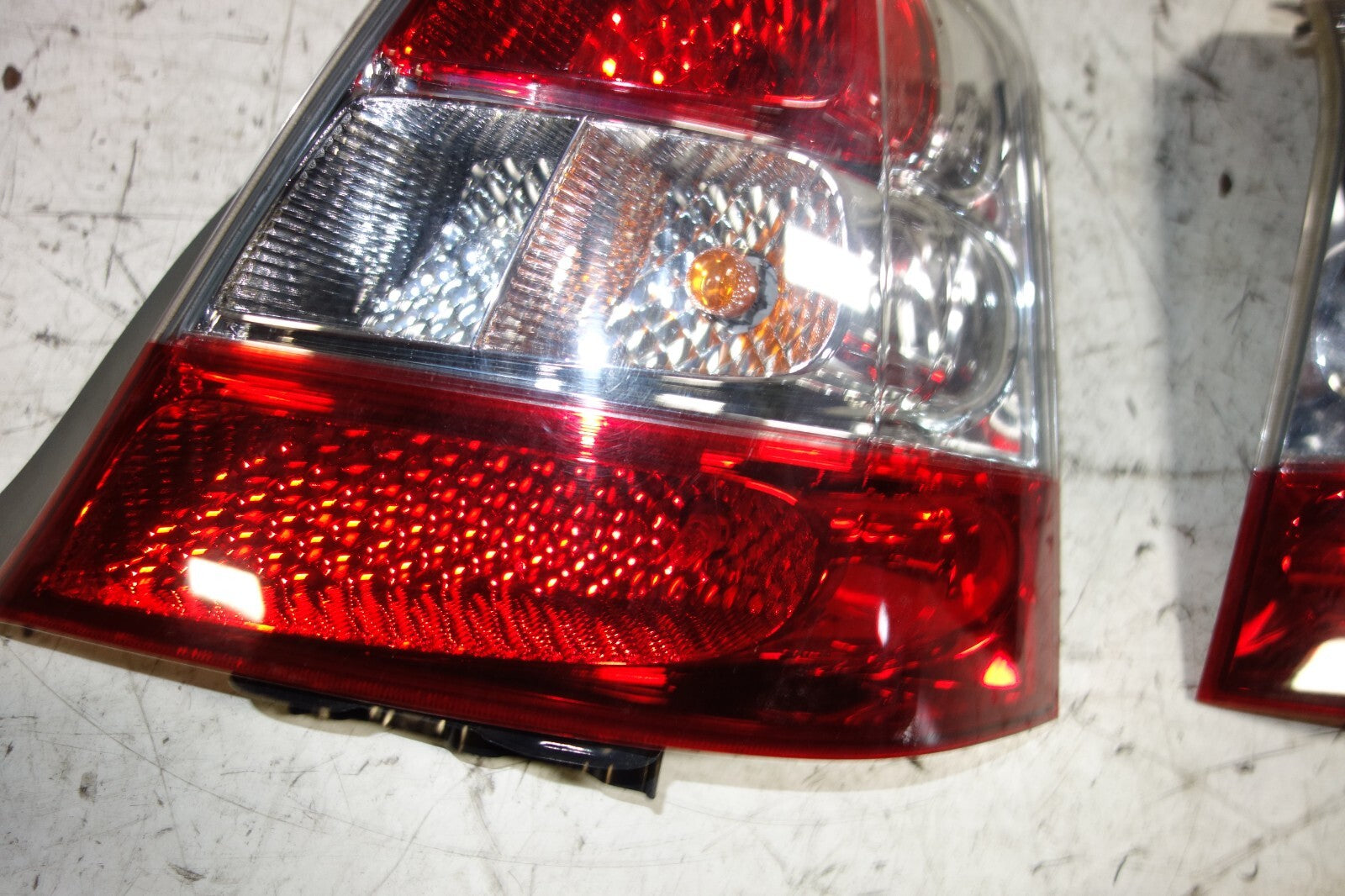 JDM 2002-2005 HONDA CIVIC EU3 OEM TAIL LIGHTS TAIL LAMPS 4 DOOR HATCHBACK