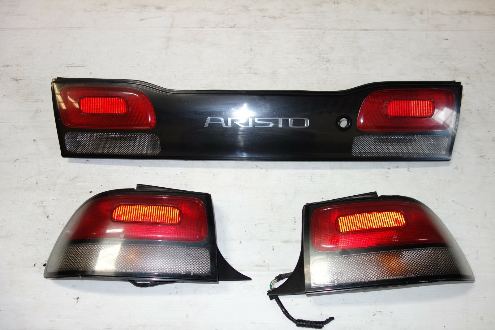 JDM LEXUS GS300 TOYOTA ARISTO TAIL LIGHTS CENTER GARNISH JZS147 1991-1997