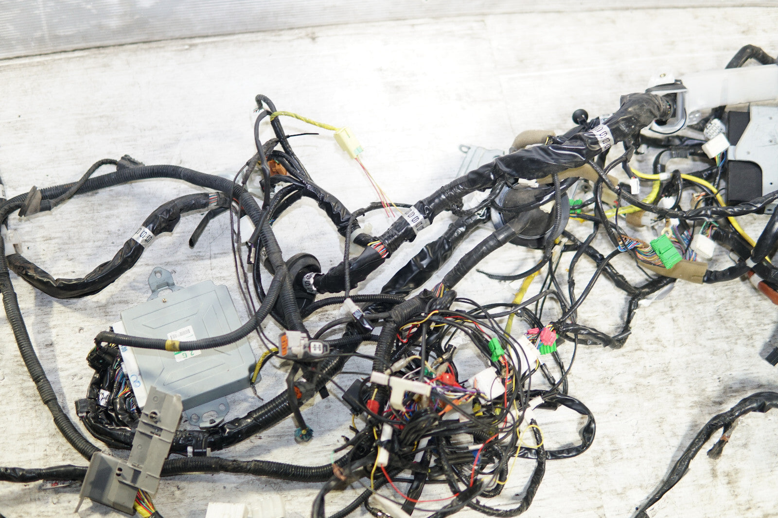 JDM Subaru Forester EJ205 AVCS Turbo Computer Wire Harness Wiring 22611AG562
