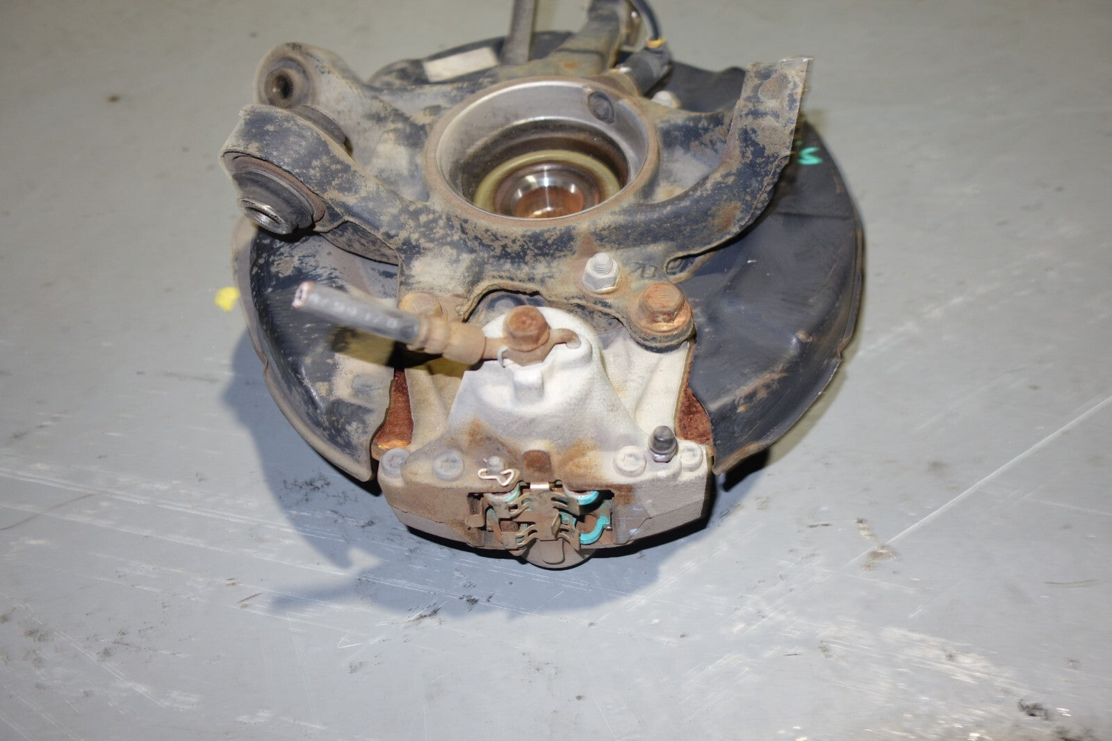 JDM 00-2005-LEXUS IS300 REAR RIGHT SPINDLE WHEEL HUB BEARING KNUCKLE SUSPENSION