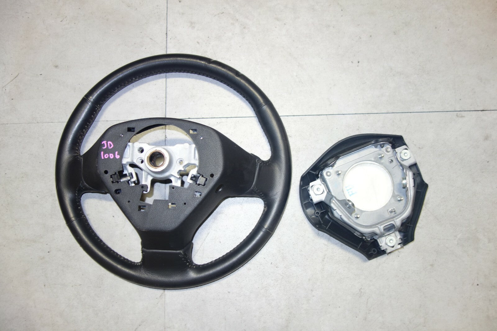 JDM 2005-2009 SUBARU LEGACY & OUTBACK MOMO STEERING WHEEL & HUB 05-2009 JD-1006