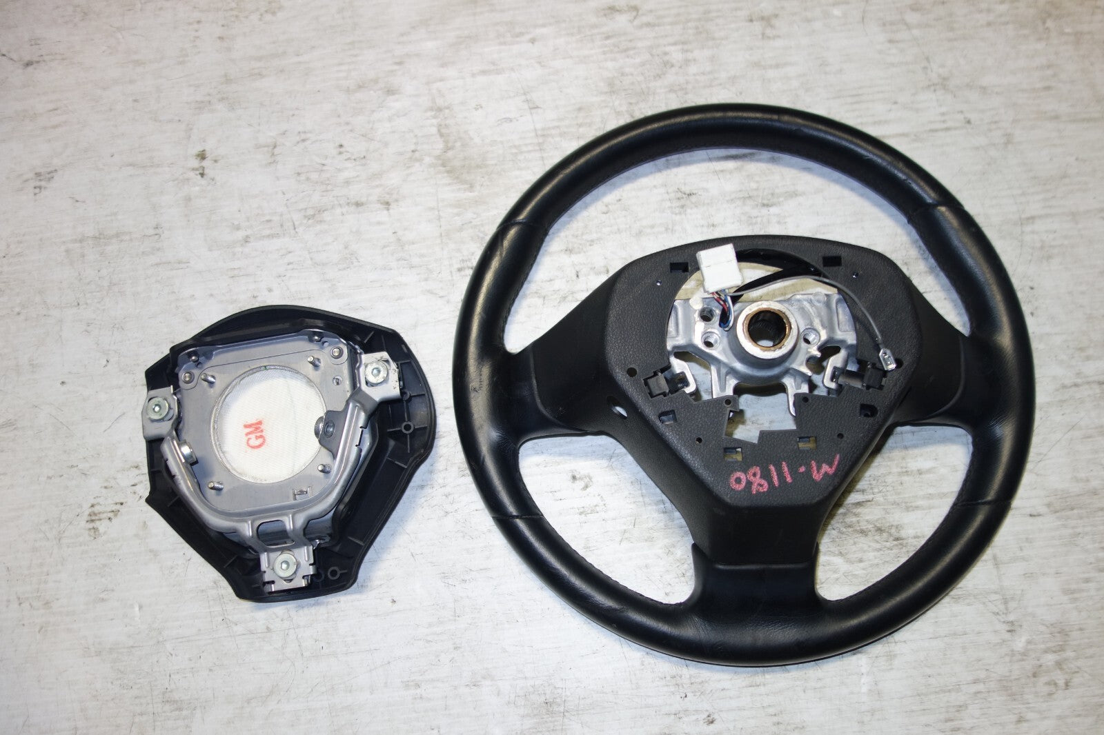 JDM 2005-2009 SUBARU LEGACY & OUTBACK MOMO STEERING WHEEL & HUB 05-2009 M-1180