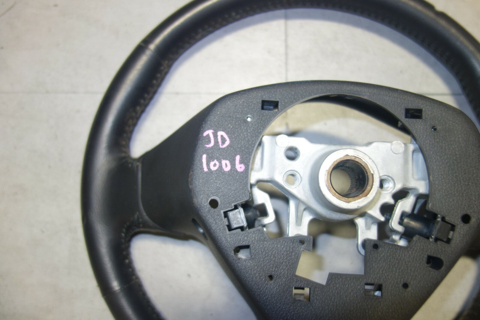 JDM 2005-2009 SUBARU LEGACY & OUTBACK MOMO STEERING WHEEL & HUB 05-2009 JD-1006